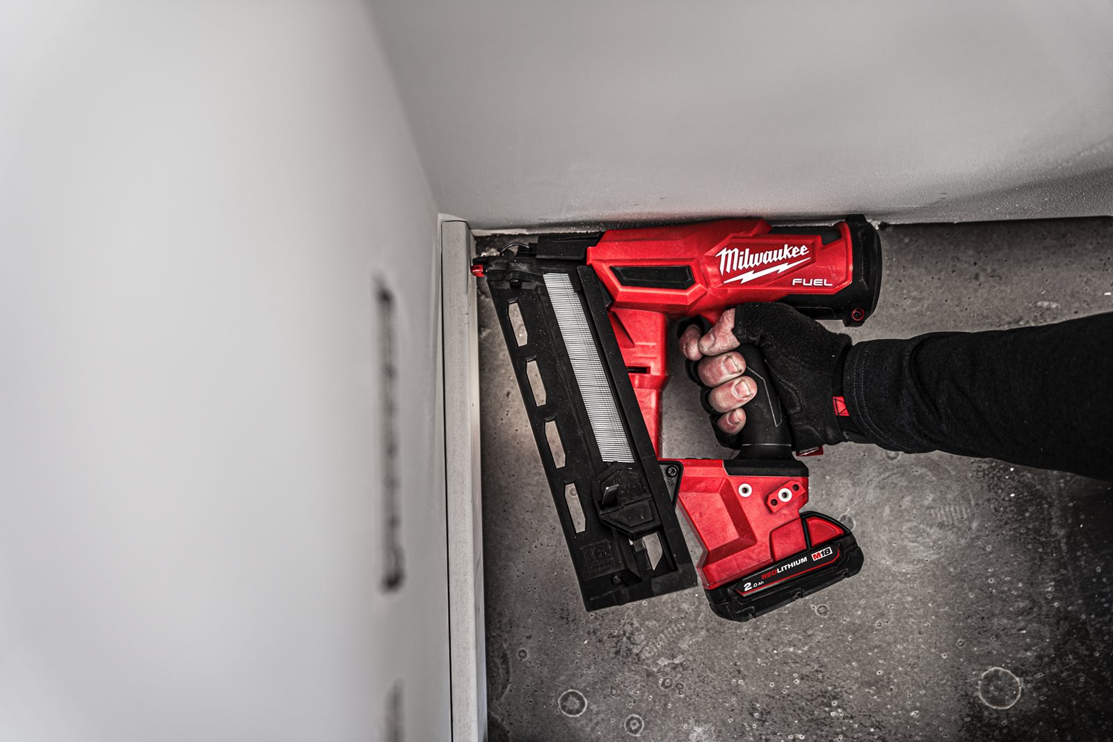 Pistol înclinat pentru cuie M18 FUEL 16 GA Milwaukee M18 FN16GA-202X - in utilizare 6
