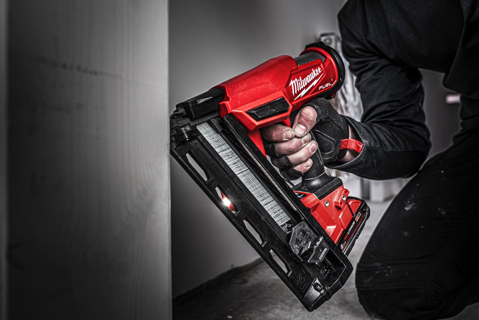 Pistol înclinat pentru cuie M18 FUEL 16 GA Milwaukee M18 FN16GA-202X - in utilizare 7