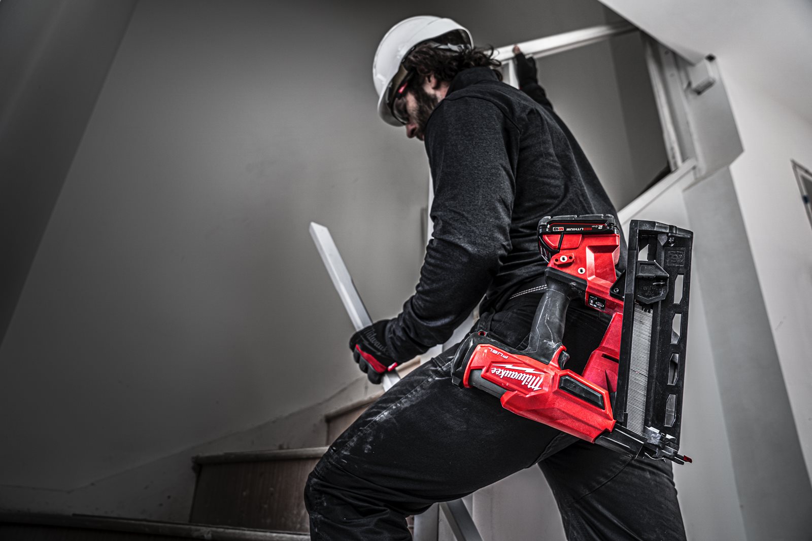 Pistol înclinat pentru cuie M18 FUEL 16 GA Milwaukee M18 FN16GA-202X - in utilizare 8