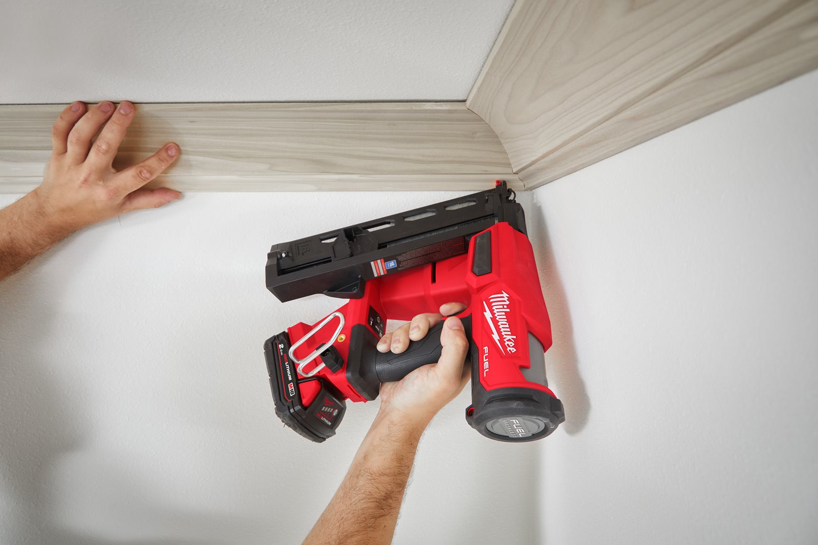 Pistol înclinat pentru cuie M18 FUEL 16 GA Milwaukee M18 FN16GA-202X - in utilizare 9