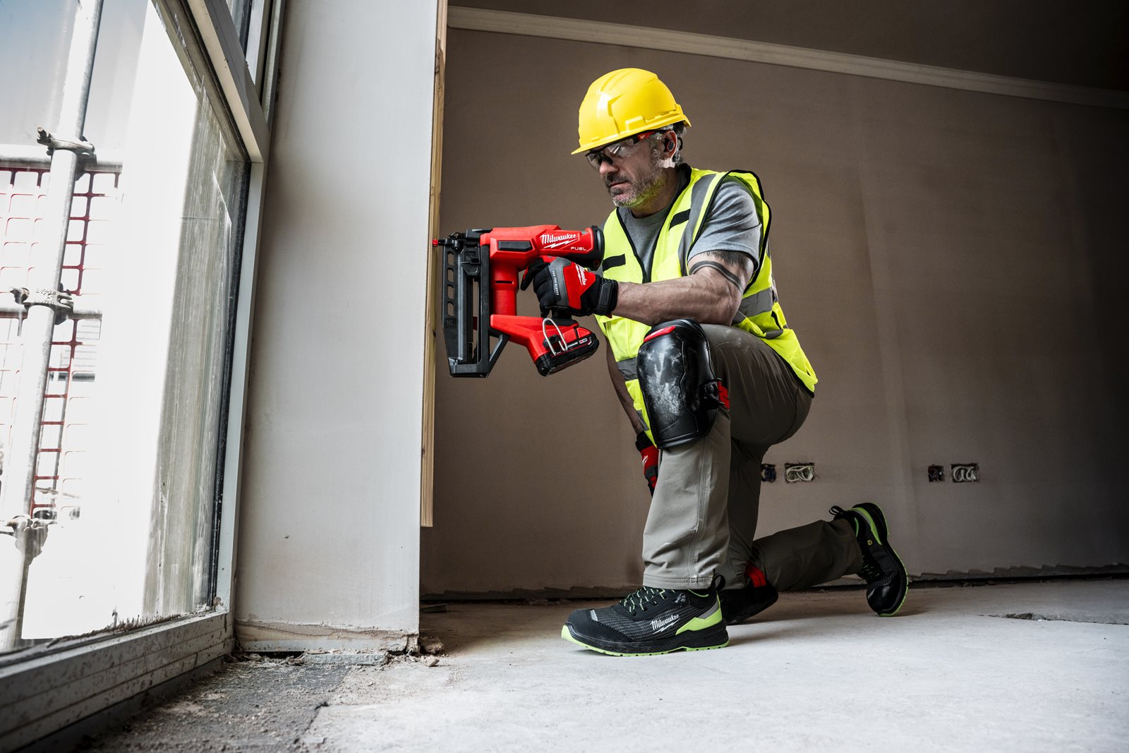 Pistol drept pentru cuie 16 GA M18 FUEL Milwaukee M18 FN16GS-0X - in utilizare 1
