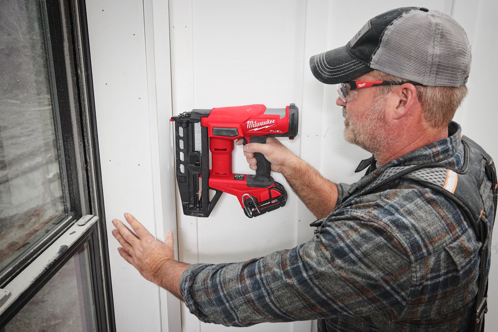 Pistol drept pentru cuie 16 GA M18 FUEL Milwaukee M18 FN16GS-0X - in utilizare 10