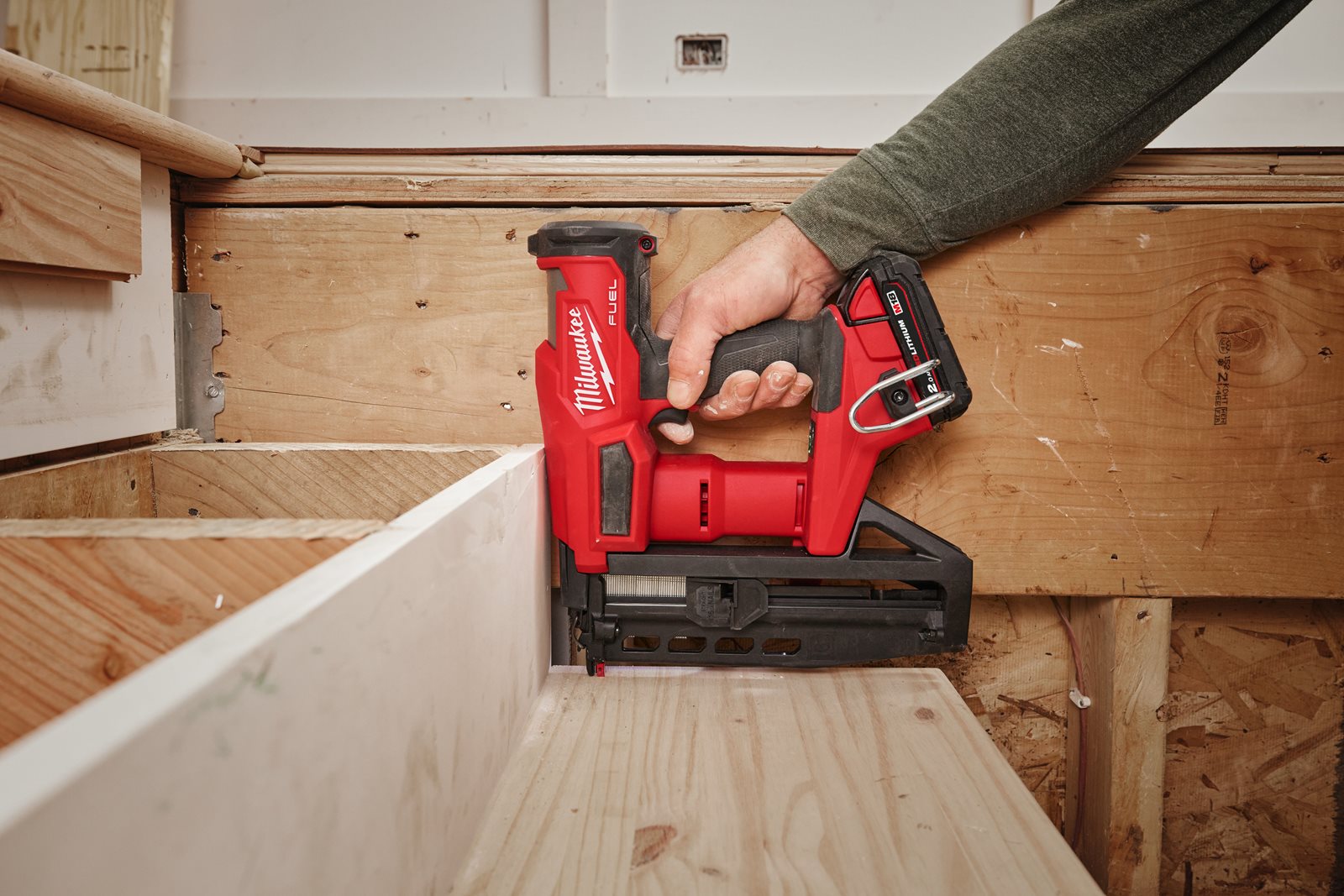 Pistol drept pentru cuie 16 GA M18 FUEL Milwaukee M18 FN16GS-0X - in utilizare 11