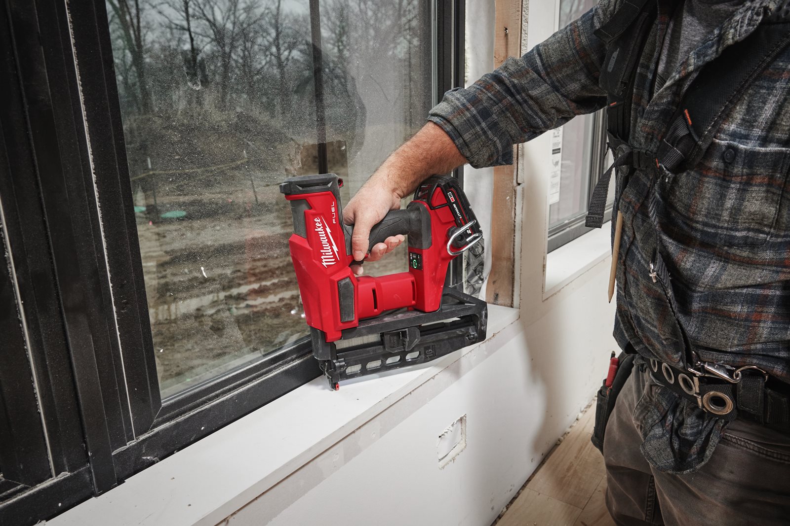 Pistol drept pentru cuie 16 GA M18 FUEL Milwaukee M18 FN16GS-0X - in utilizare 12