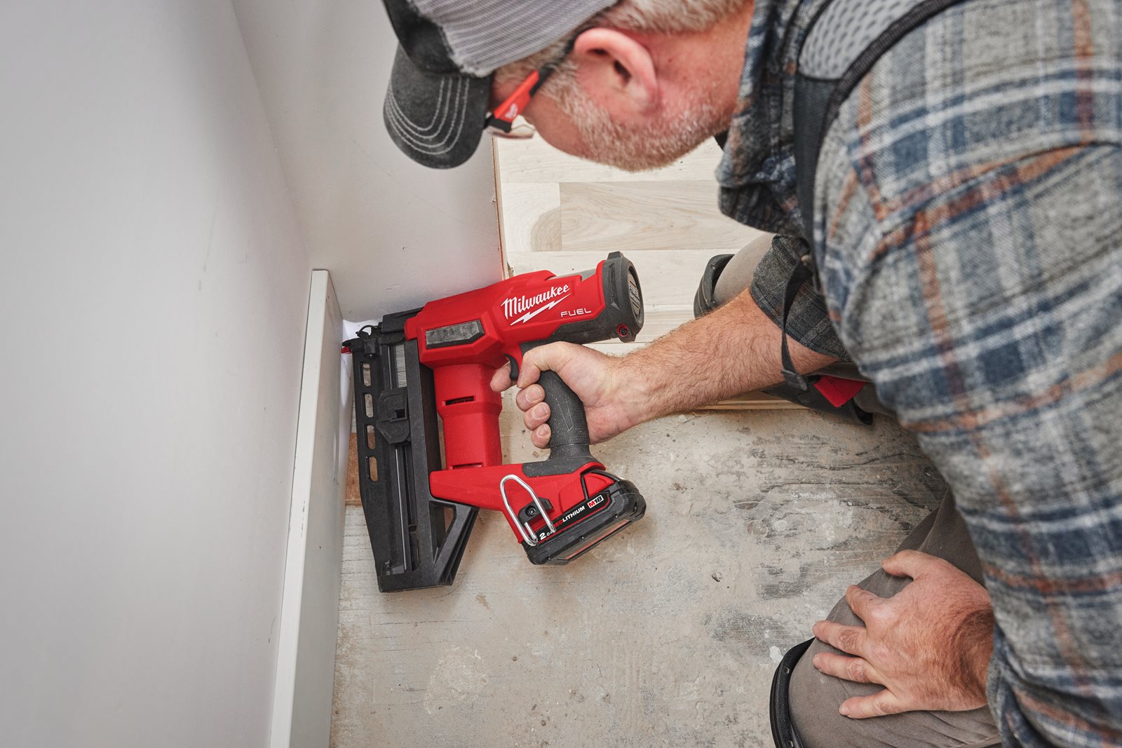 Pistol drept pentru cuie 16 GA M18 FUEL Milwaukee M18 FN16GS-0X - in utilizare 14