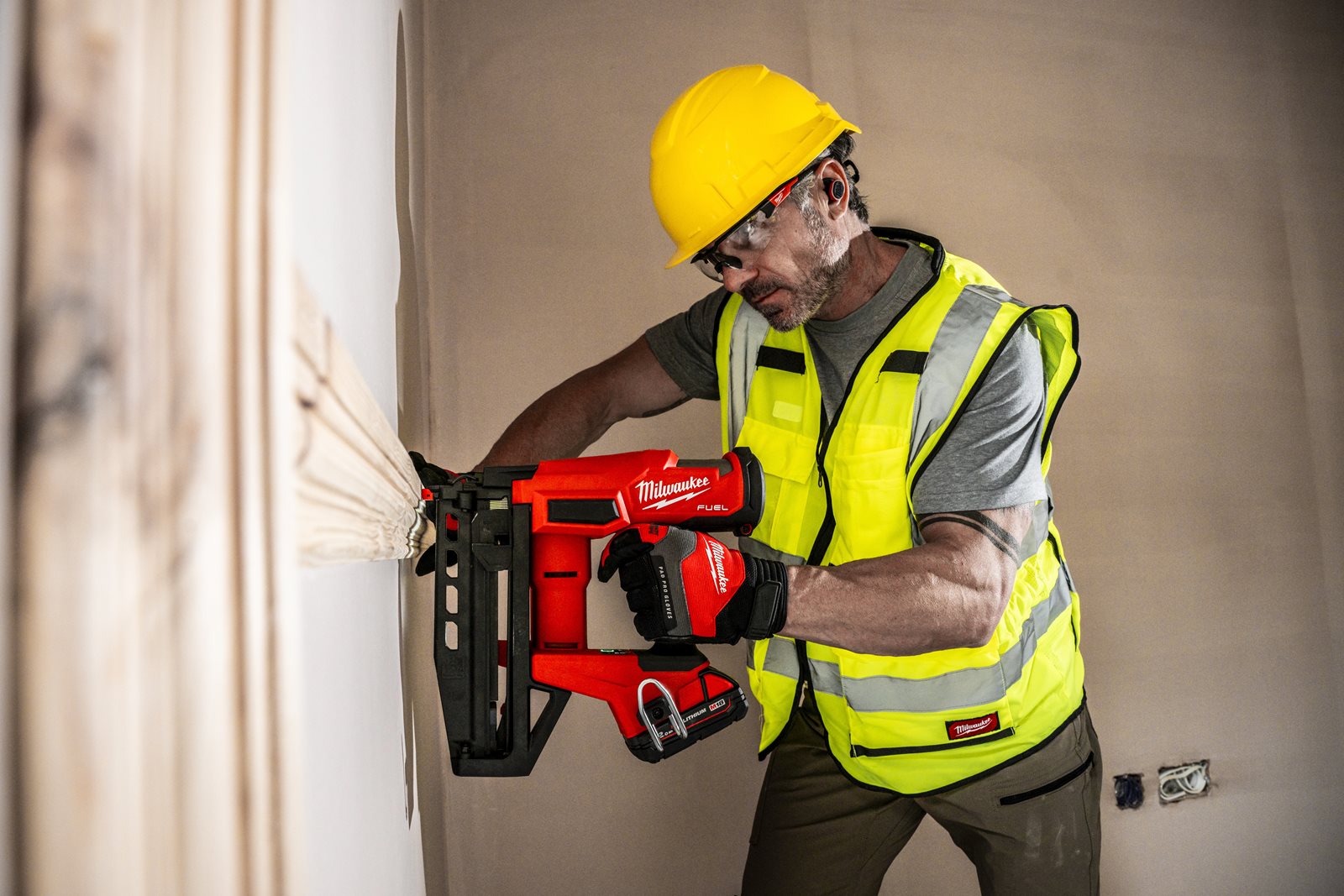 Pistol drept pentru cuie 16 GA M18 FUEL Milwaukee M18 FN16GS-0X - in utilizare 2