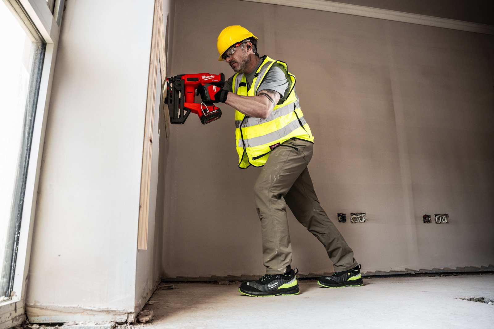 Pistol drept pentru cuie 16 GA M18 FUEL Milwaukee M18 FN16GS-0X - in utilizare 3