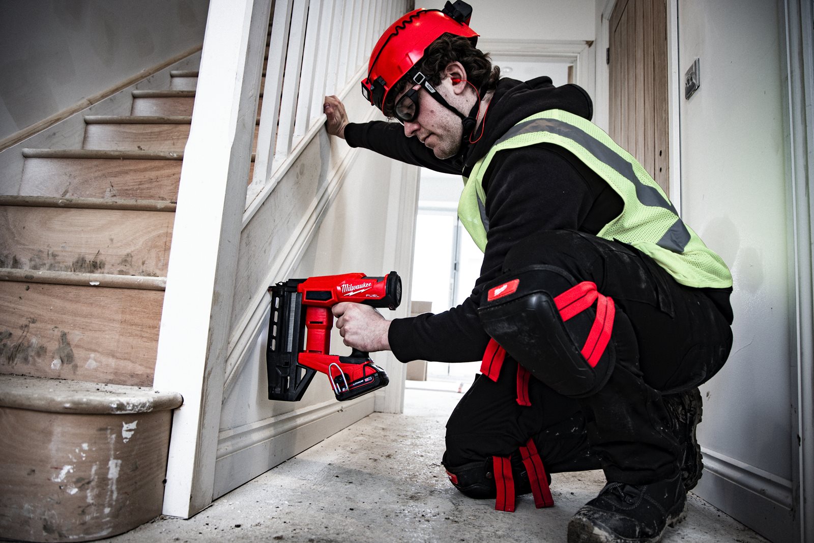 Pistol drept pentru cuie 16 GA M18 FUEL Milwaukee M18 FN16GS-0X - in utilizare 4