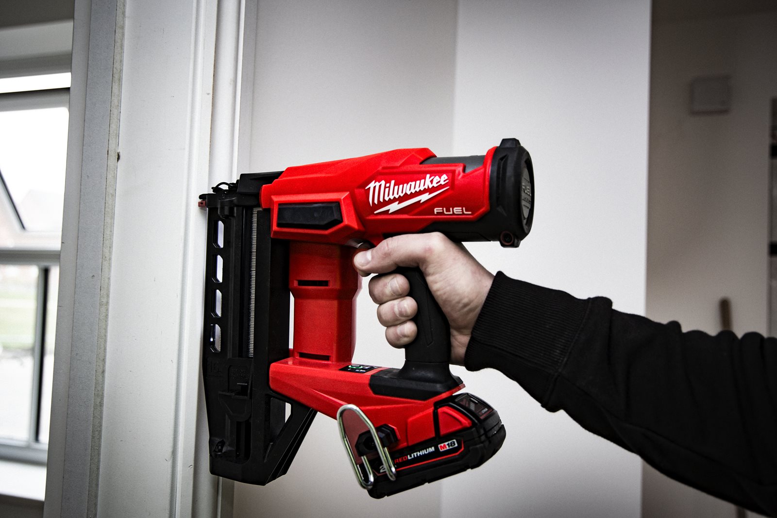 Pistol drept pentru cuie 16 GA M18 FUEL Milwaukee M18 FN16GS-0X - in utilizare 5