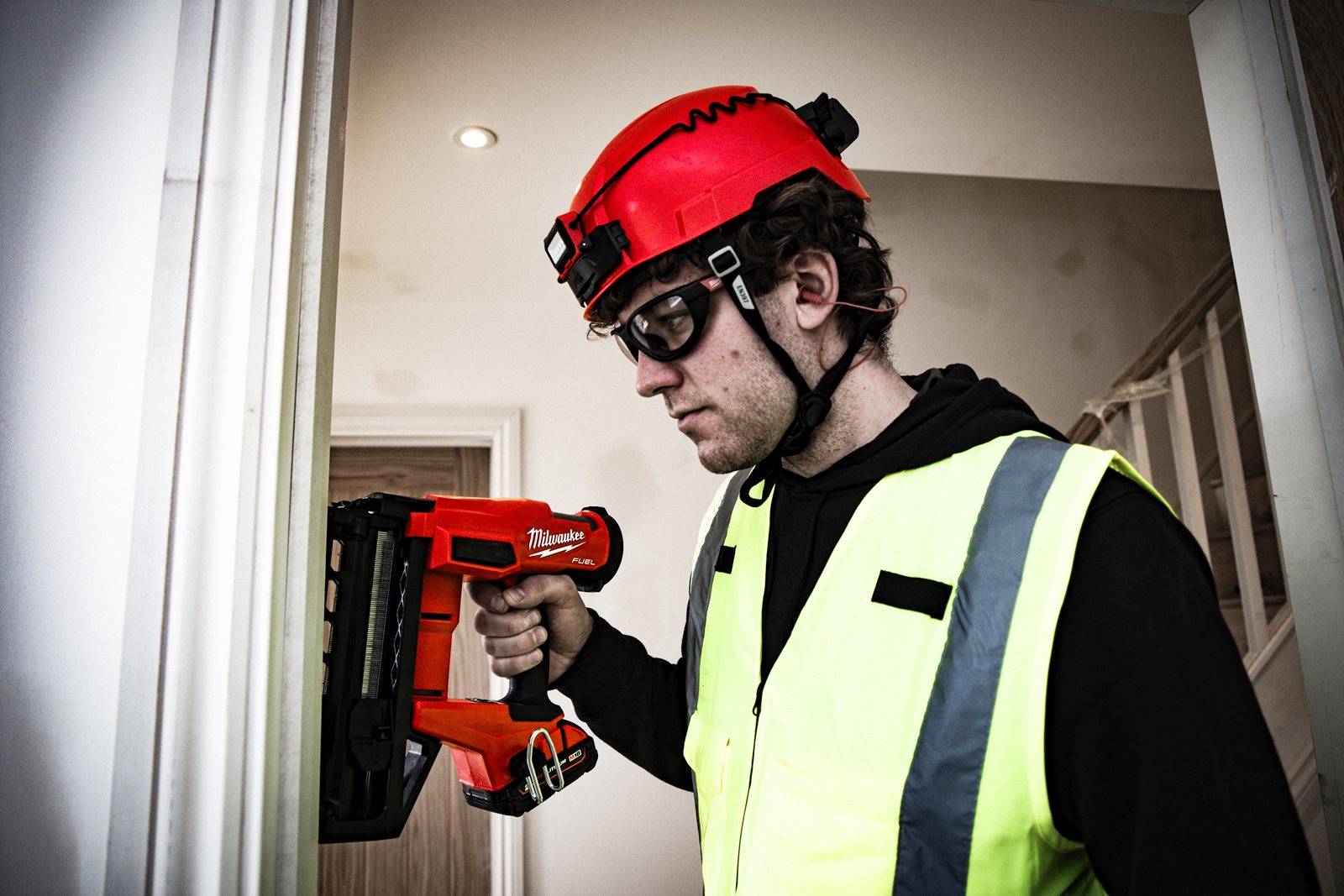 Pistol drept pentru cuie 16 GA M18 FUEL Milwaukee M18 FN16GS-0X - in utilizare 6