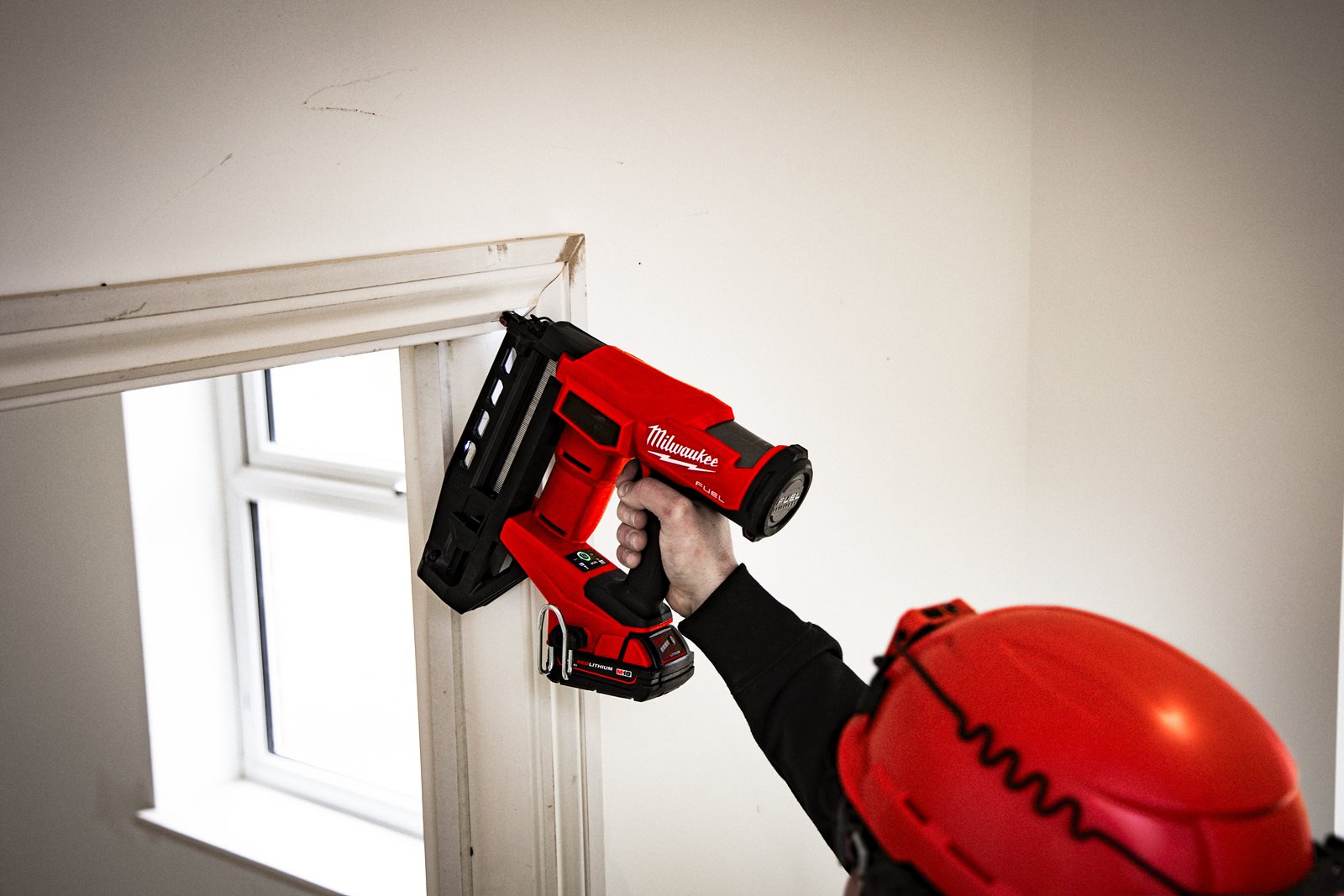 Pistol drept pentru cuie 16 GA M18 FUEL Milwaukee M18 FN16GS-0X - in utilizare 7