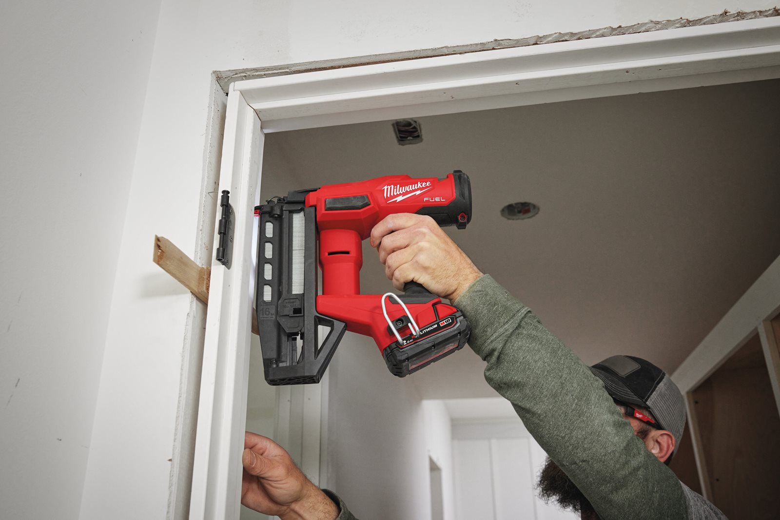 Pistol drept pentru cuie 16 GA M18 FUEL Milwaukee M18 FN16GS-0X - in utilizare 8