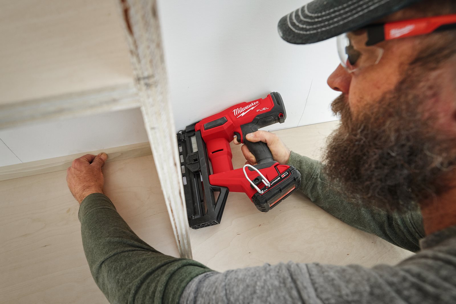 Pistol drept pentru cuie 16 GA M18 FUEL Milwaukee M18 FN16GS-0X - in utilizare 9