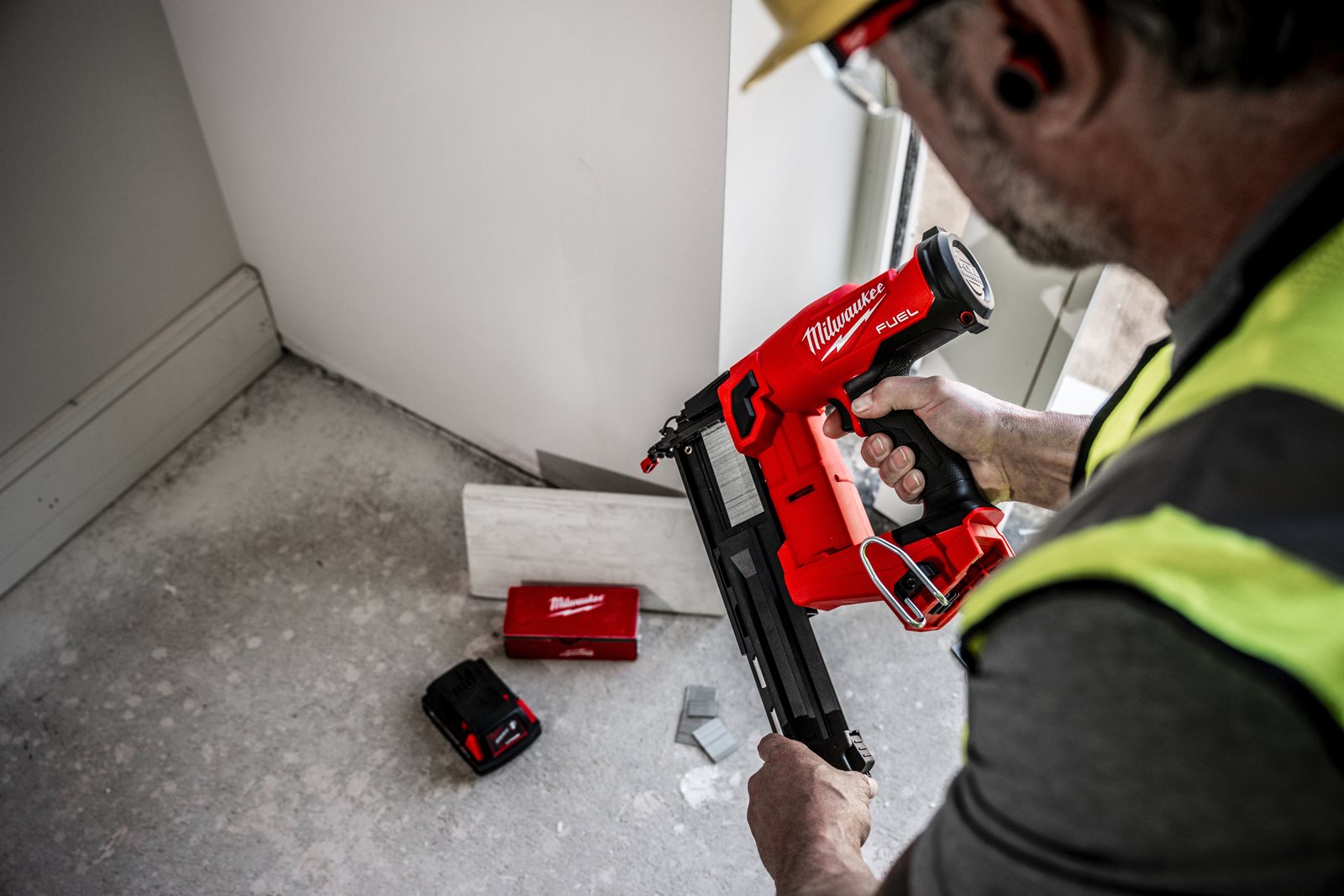 Pistol pentru cuie M18 FUEL 18 GS Milwaukee M18 FN18GS-202X - in utilizare 1