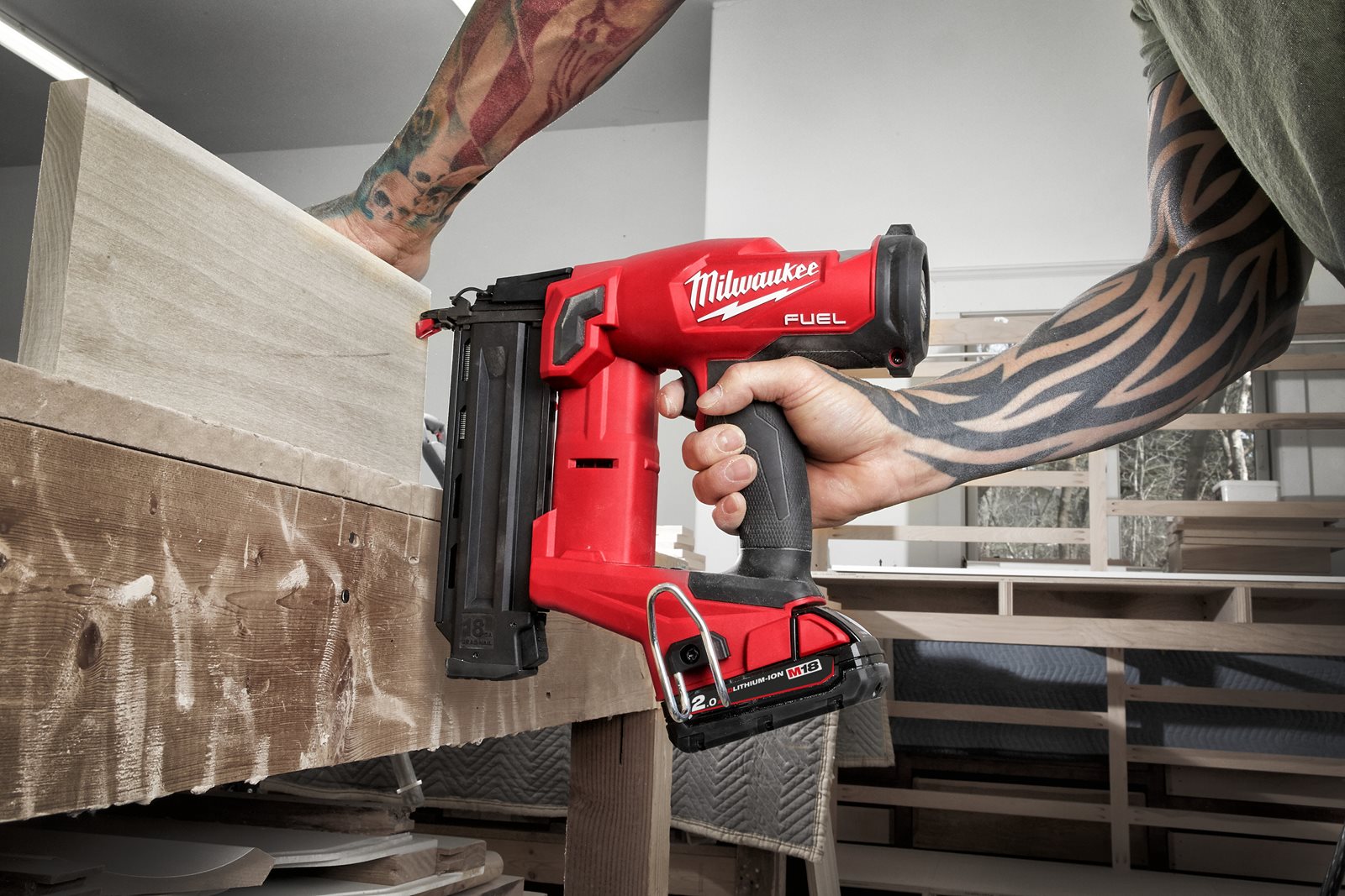 Pistol pentru cuie M18 FUEL 18 GS Milwaukee M18 FN18GS-202X - in utilizare 2