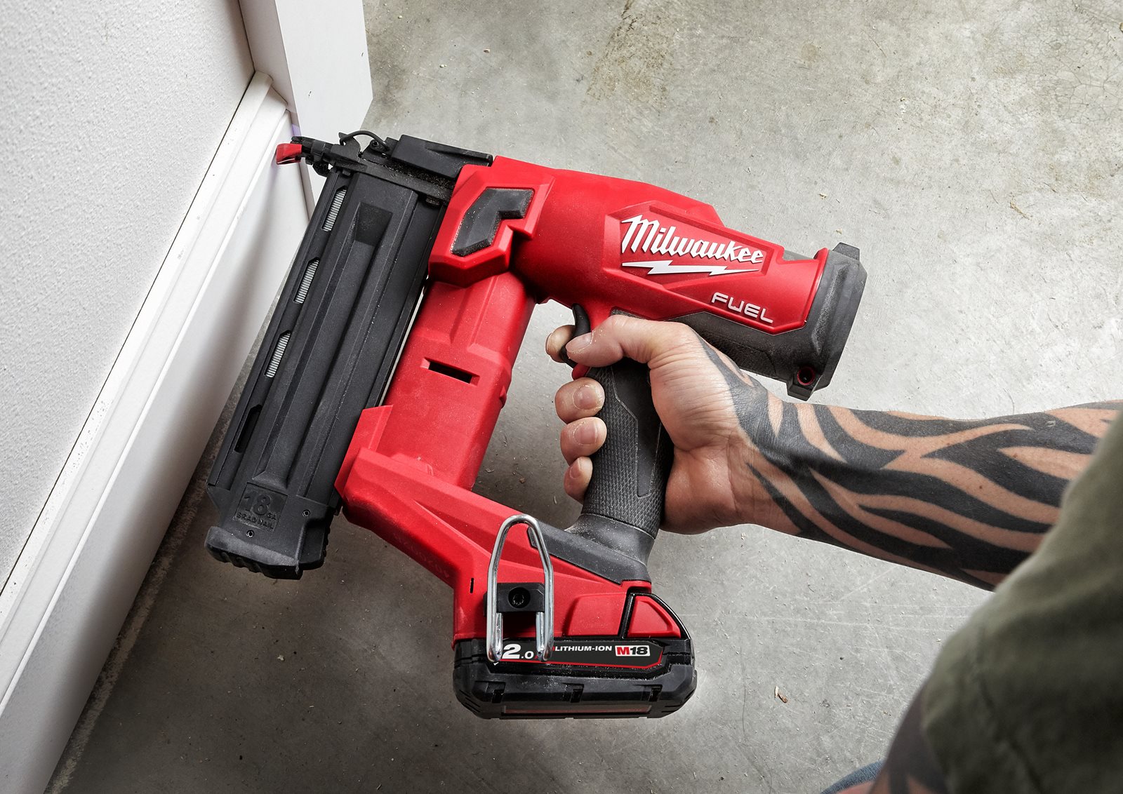 Pistol pentru cuie M18 FUEL 18 GS Milwaukee M18 FN18GS-202X - in utilizare 3
