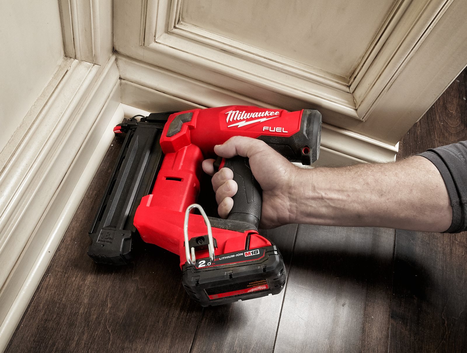 Pistol pentru cuie M18 FUEL 18 GS Milwaukee M18 FN18GS-202X - in utilizare 4