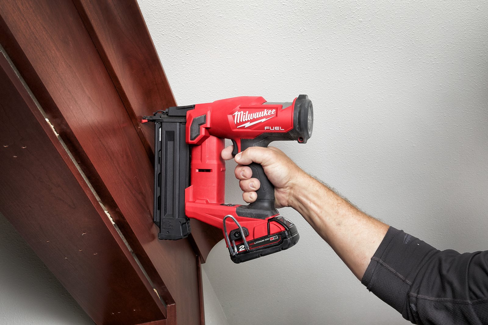 Pistol pentru cuie M18 FUEL 18 GS Milwaukee M18 FN18GS-202X - in utilizare 5