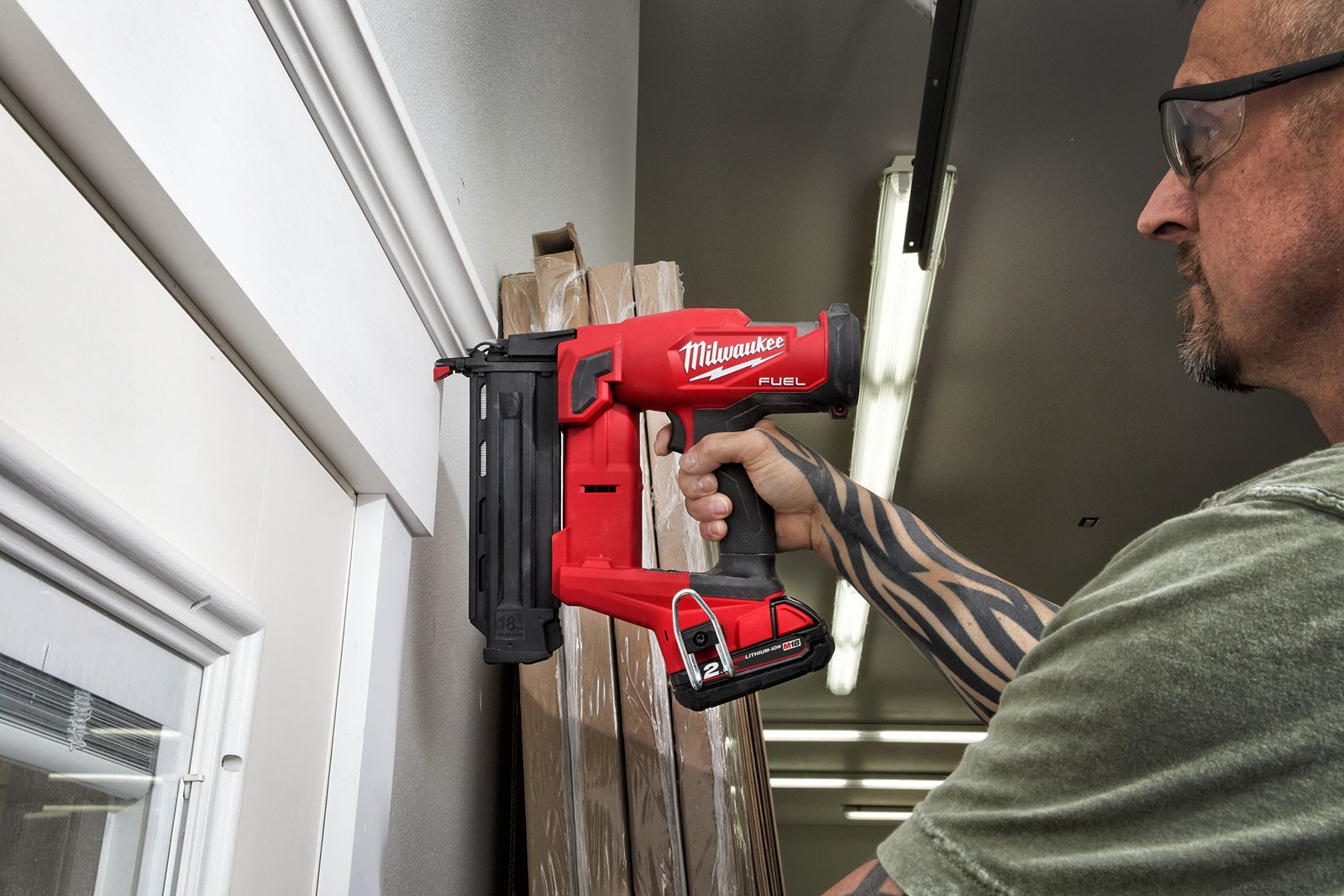Pistol pentru cuie M18 FUEL 18 GS Milwaukee M18 FN18GS-202X - in utilizare 6