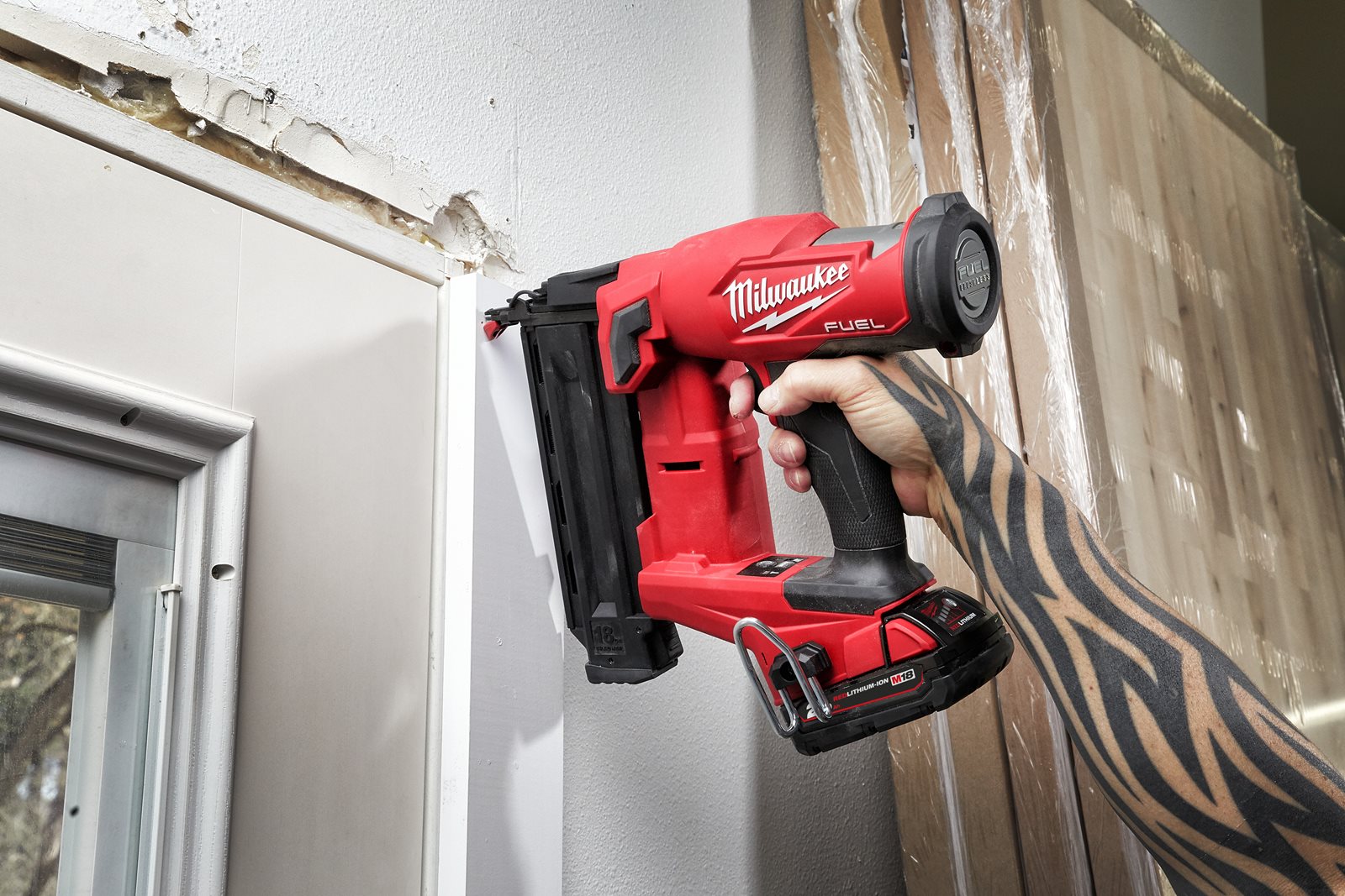 Pistol pentru cuie M18 FUEL 18 GS Milwaukee M18 FN18GS-202X - in utilizare 7