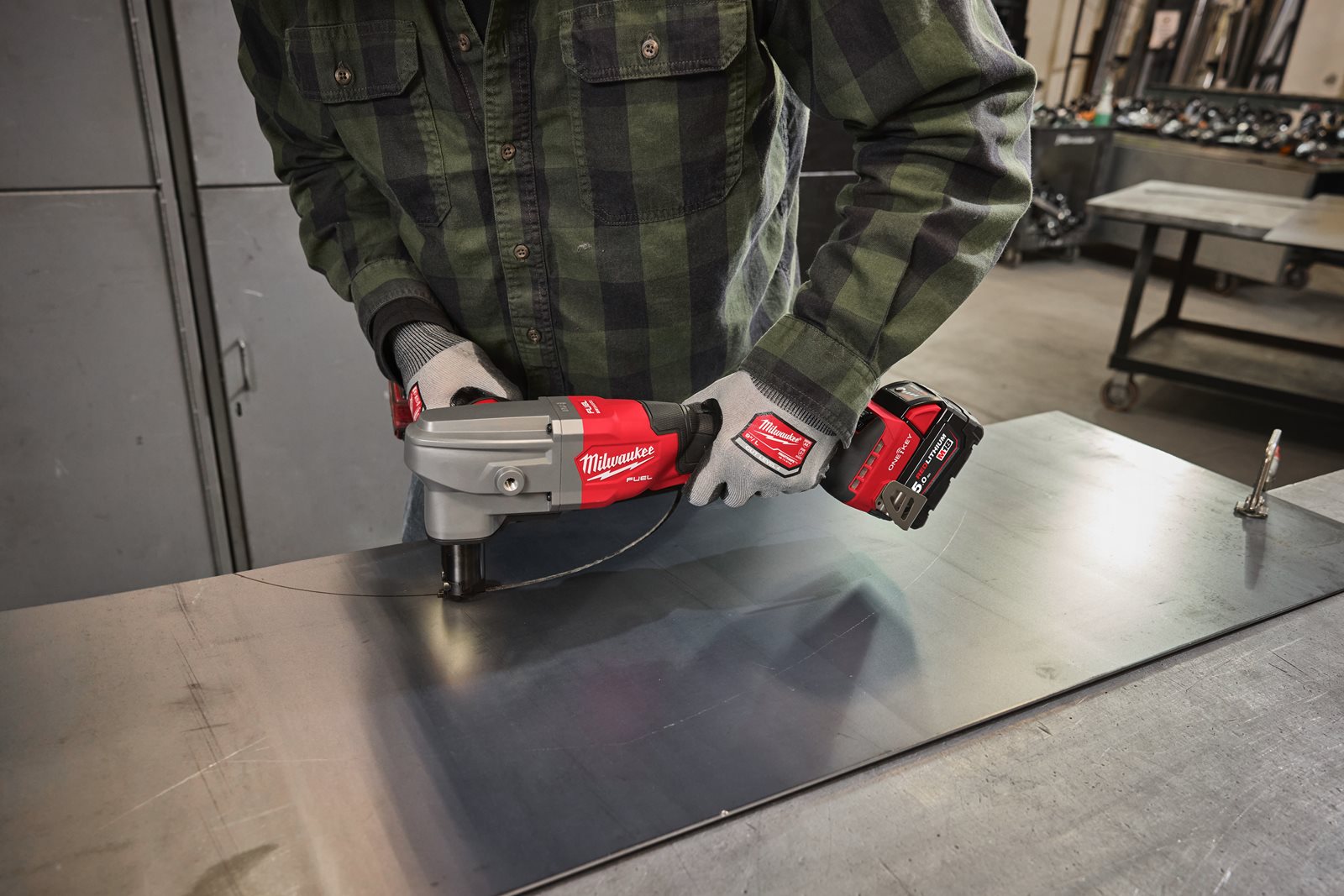 Mașină de tăiat tablă 3.5 mm M18 FUEL Milwaukee M18 FNB35-0X - in utilizare 1