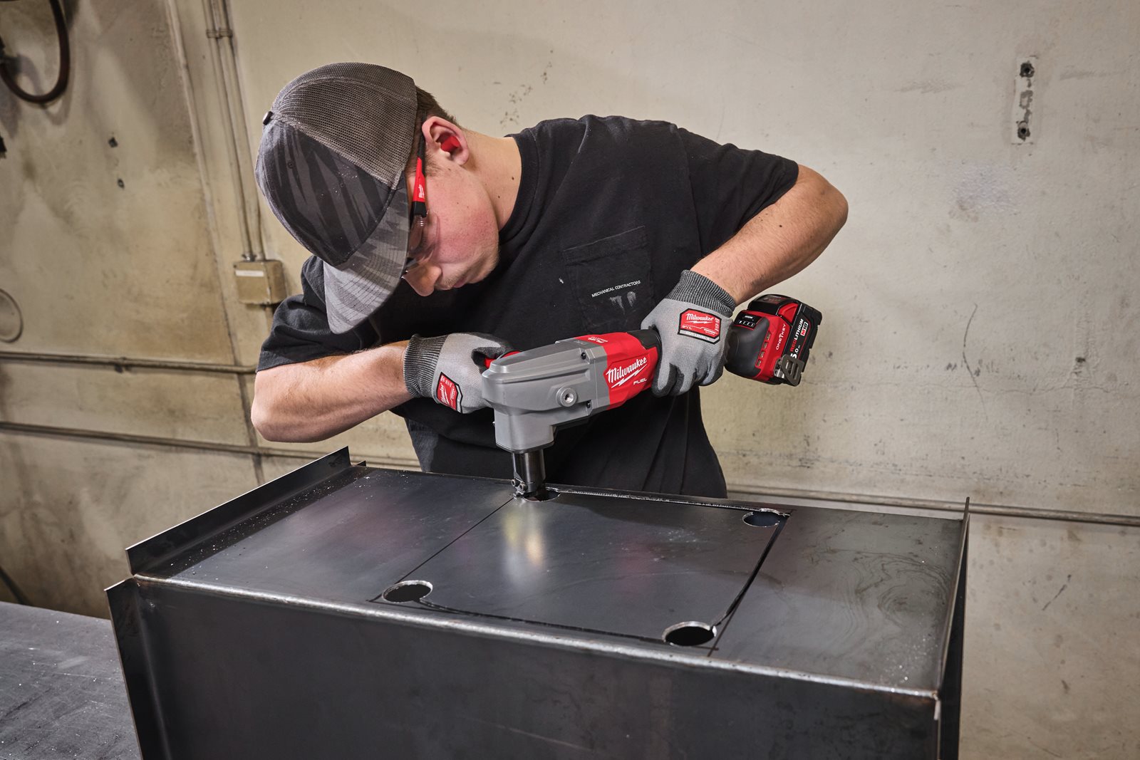Mașină de tăiat tablă 3.5 mm M18 FUEL Milwaukee M18 FNB35-0X - in utilizare 2