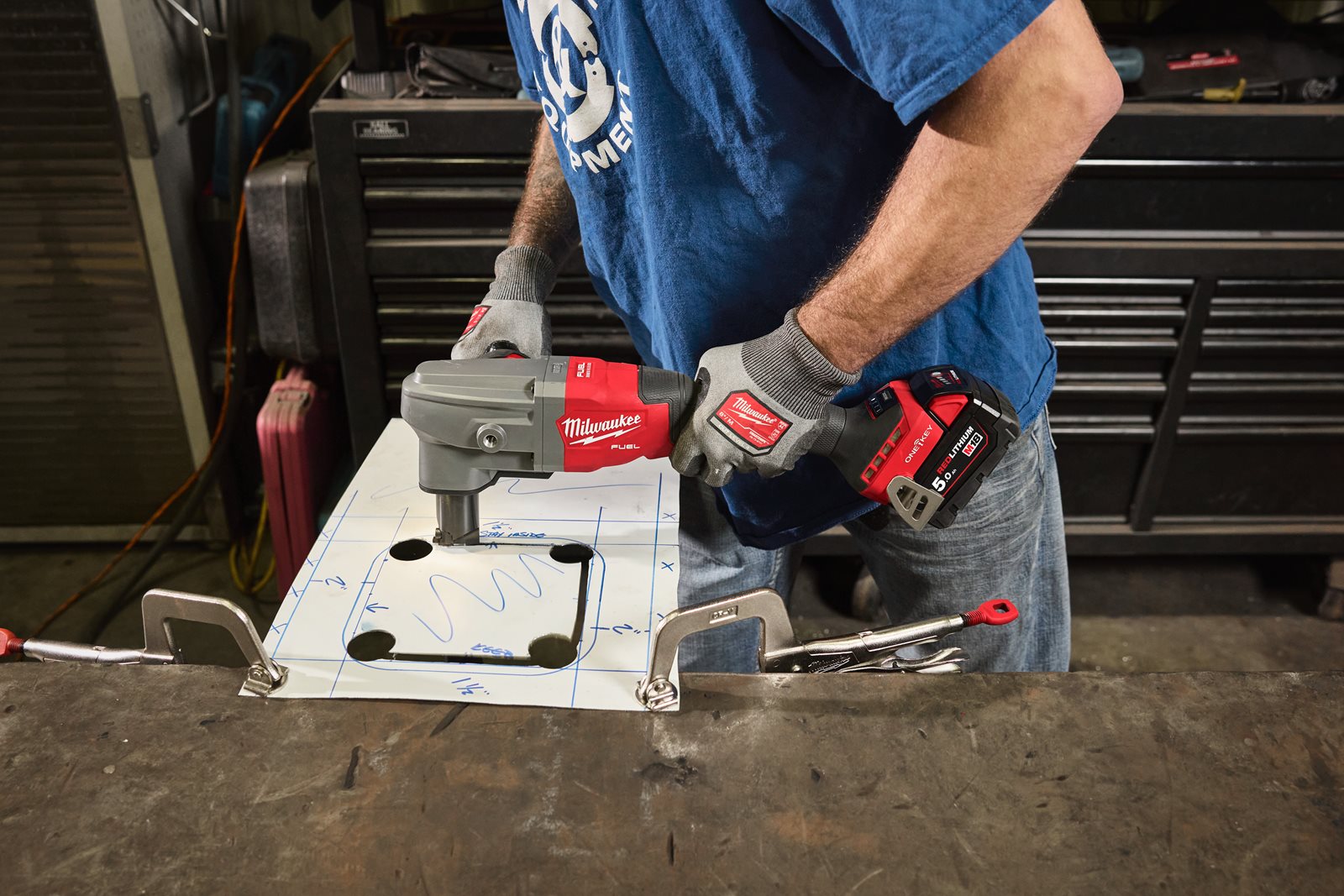 Mașină de tăiat tablă 3.5 mm M18 FUEL Milwaukee M18 FNB35-0X - in utilizare 6