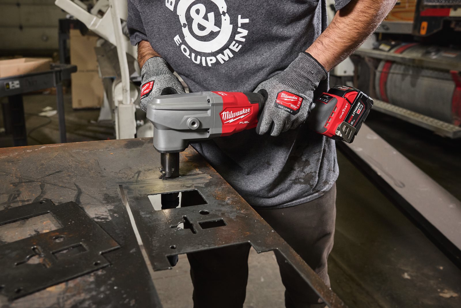 Mașină de tăiat tablă 3.5 mm M18 FUEL Milwaukee M18 FNB35-0X - in utilizare 7