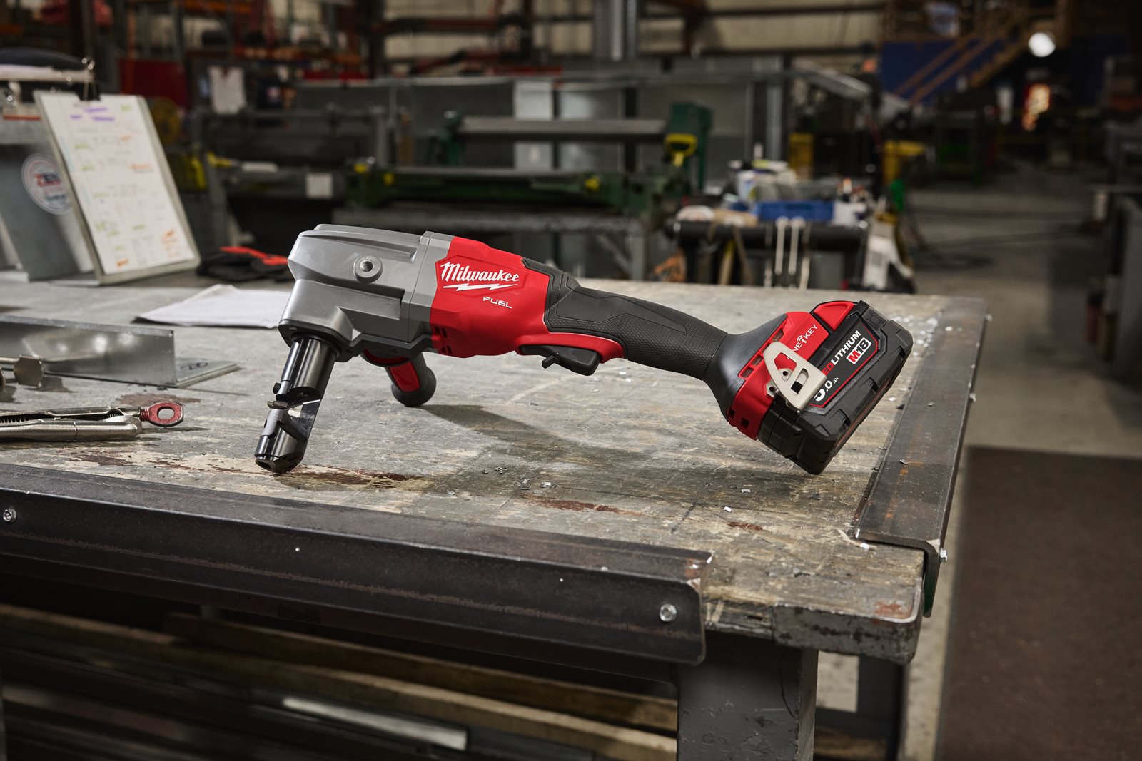Mașină de tăiat tablă 3.5 mm M18 FUEL Milwaukee M18 FNB35-0X - in utilizare 8