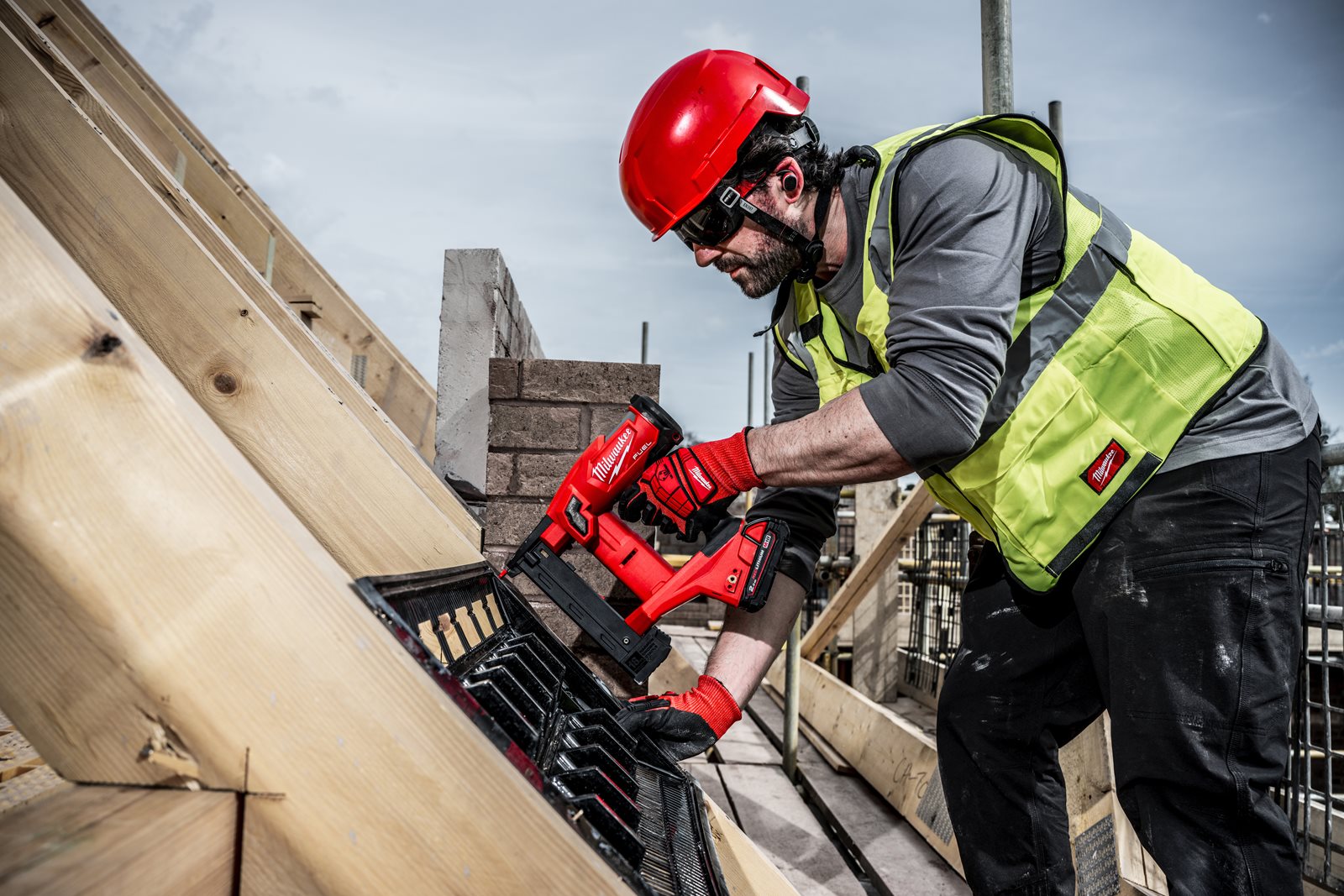 Pistol capse înguste M18 FUEL Milwaukee M18 FNCS18GS-202X - in utilizare 1