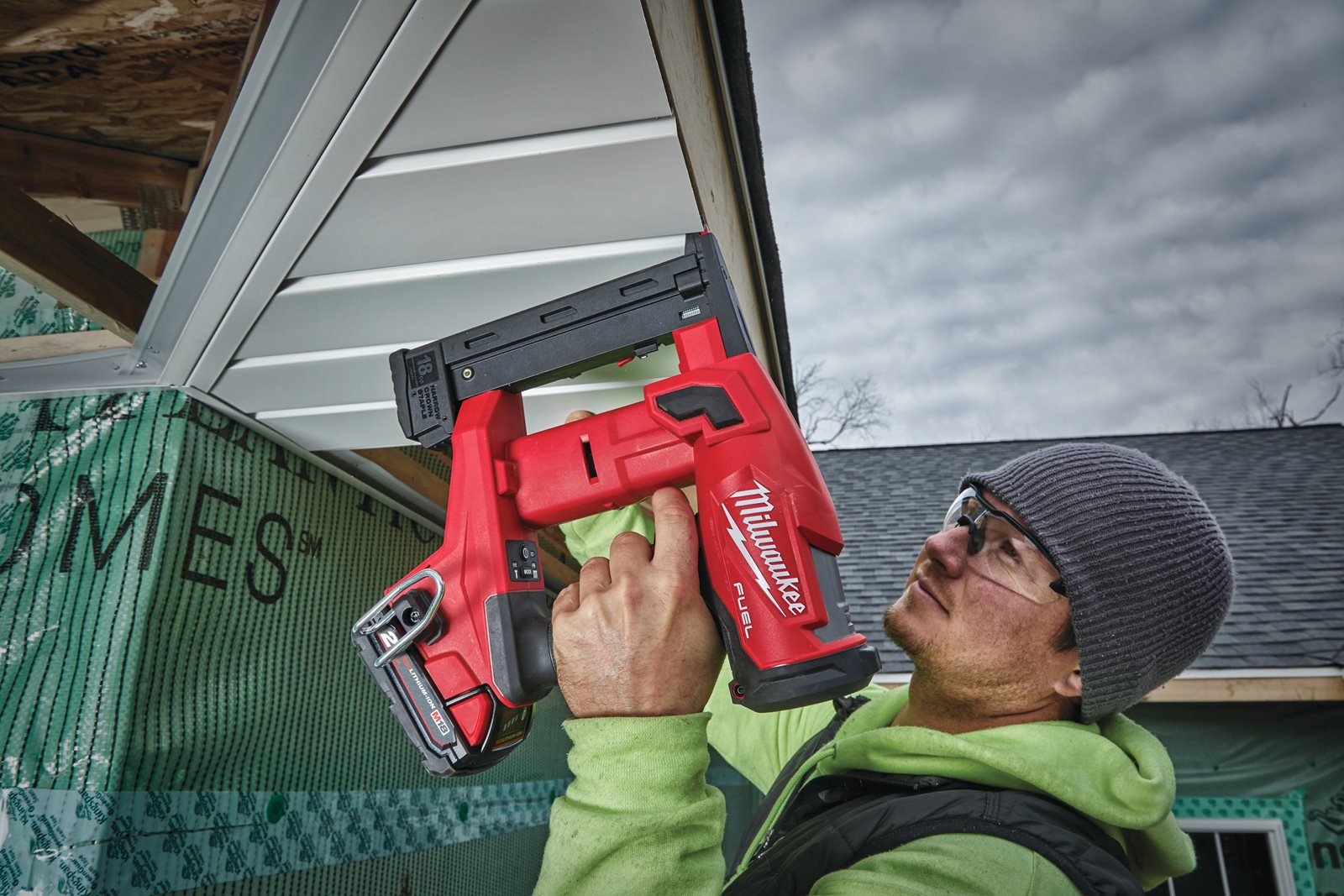 Pistol capse înguste M18 FUEL Milwaukee M18 FNCS18GS-202X - in utilizare 2