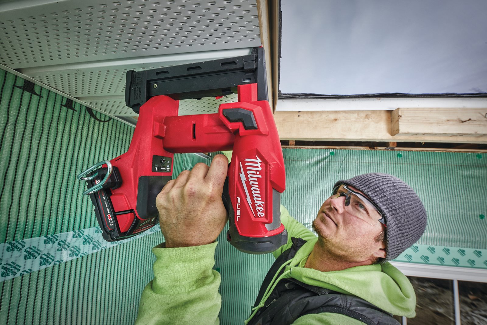Pistol capse înguste M18 FUEL Milwaukee M18 FNCS18GS-202X - in utilizare 4