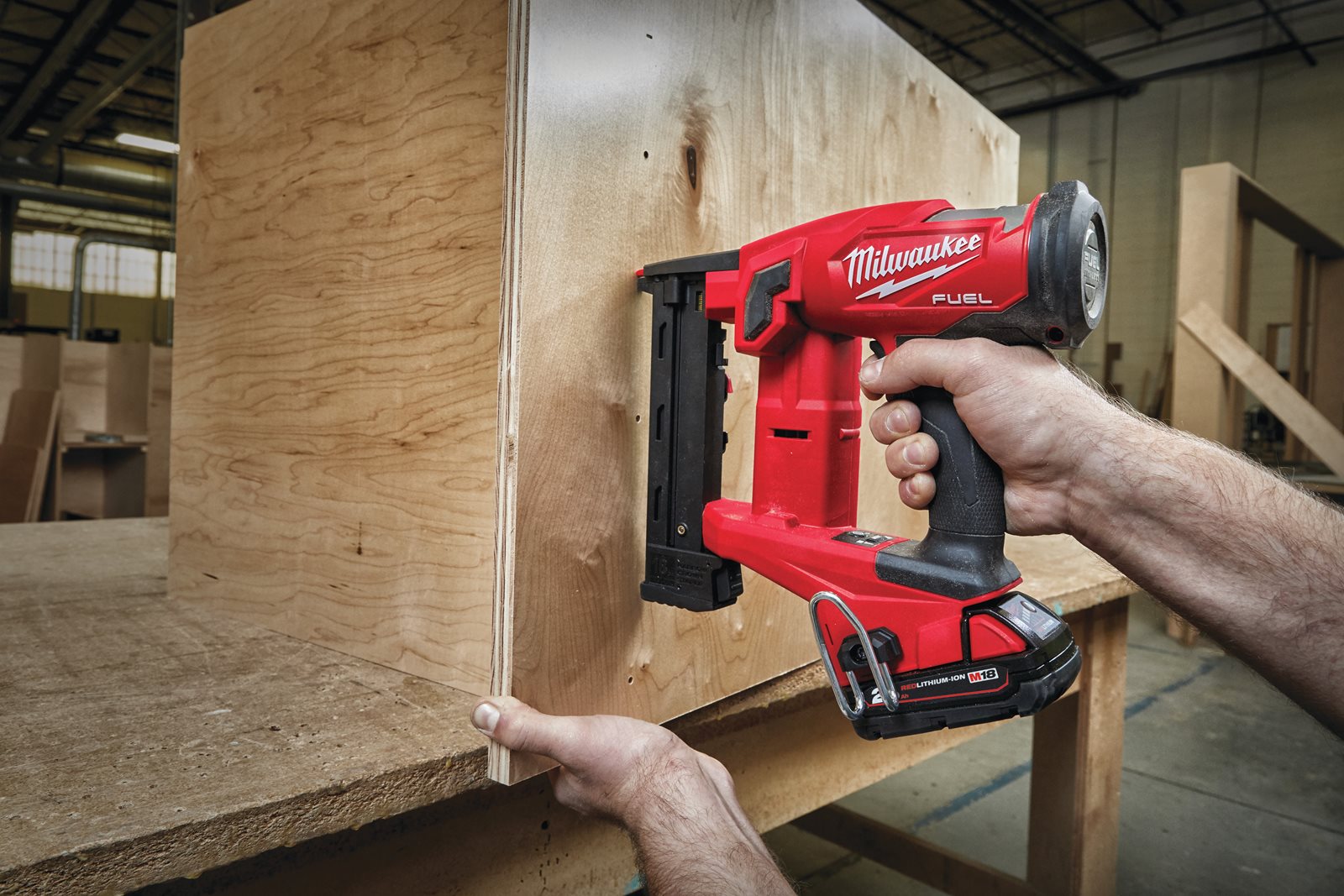 Pistol capse înguste M18 FUEL Milwaukee M18 FNCS18GS-202X - in utilizare 5