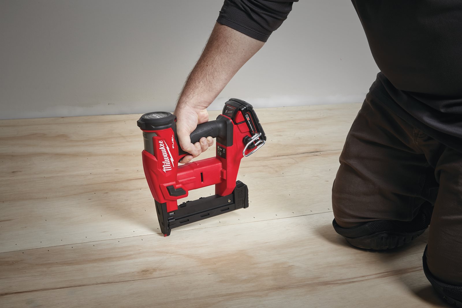 Pistol capse înguste M18 FUEL Milwaukee M18 FNCS18GS-202X - in utilizare 7