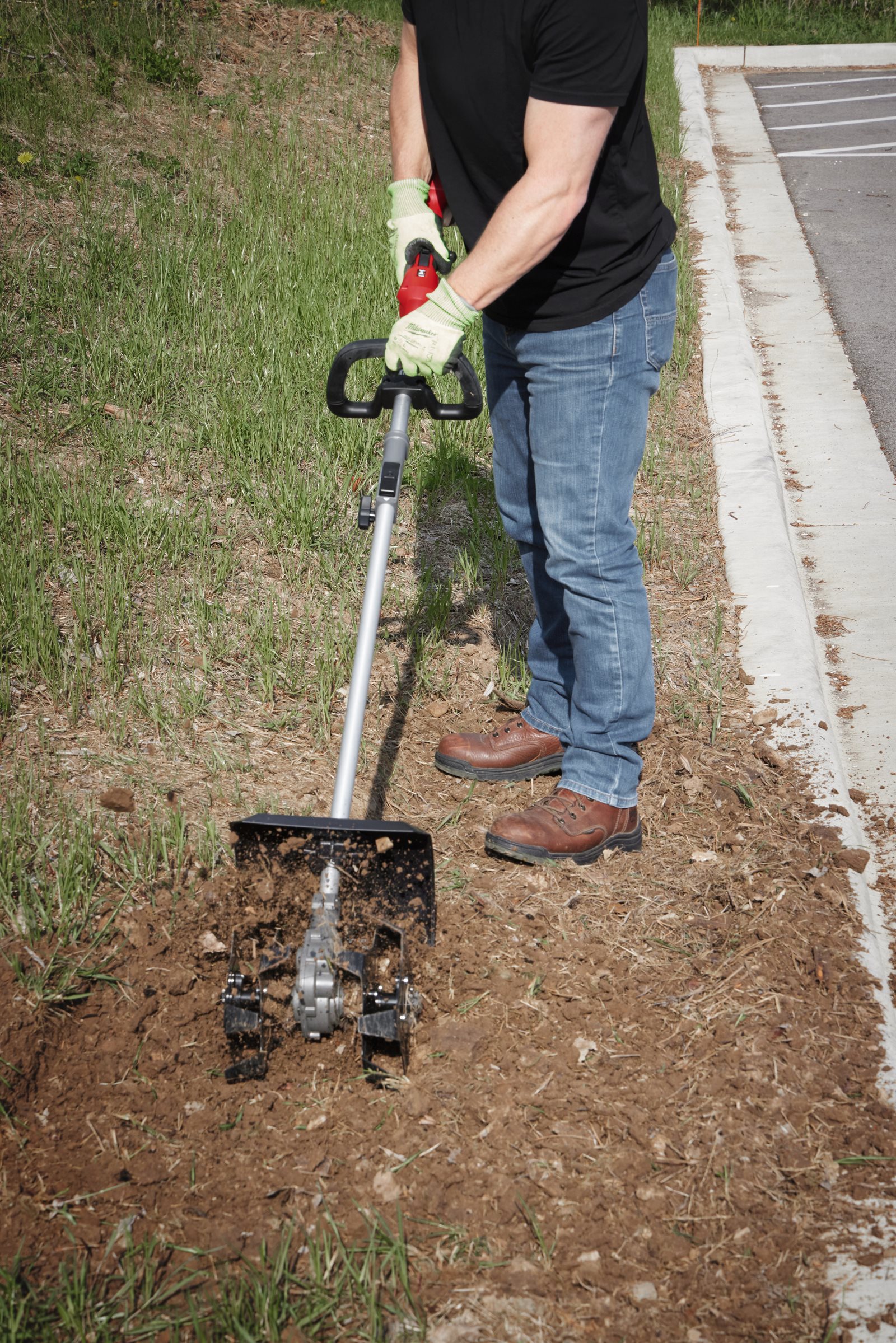 Atașament cultivator QUIK-LOK Milwaukee M18 FOPH-CA - in utilizare 1