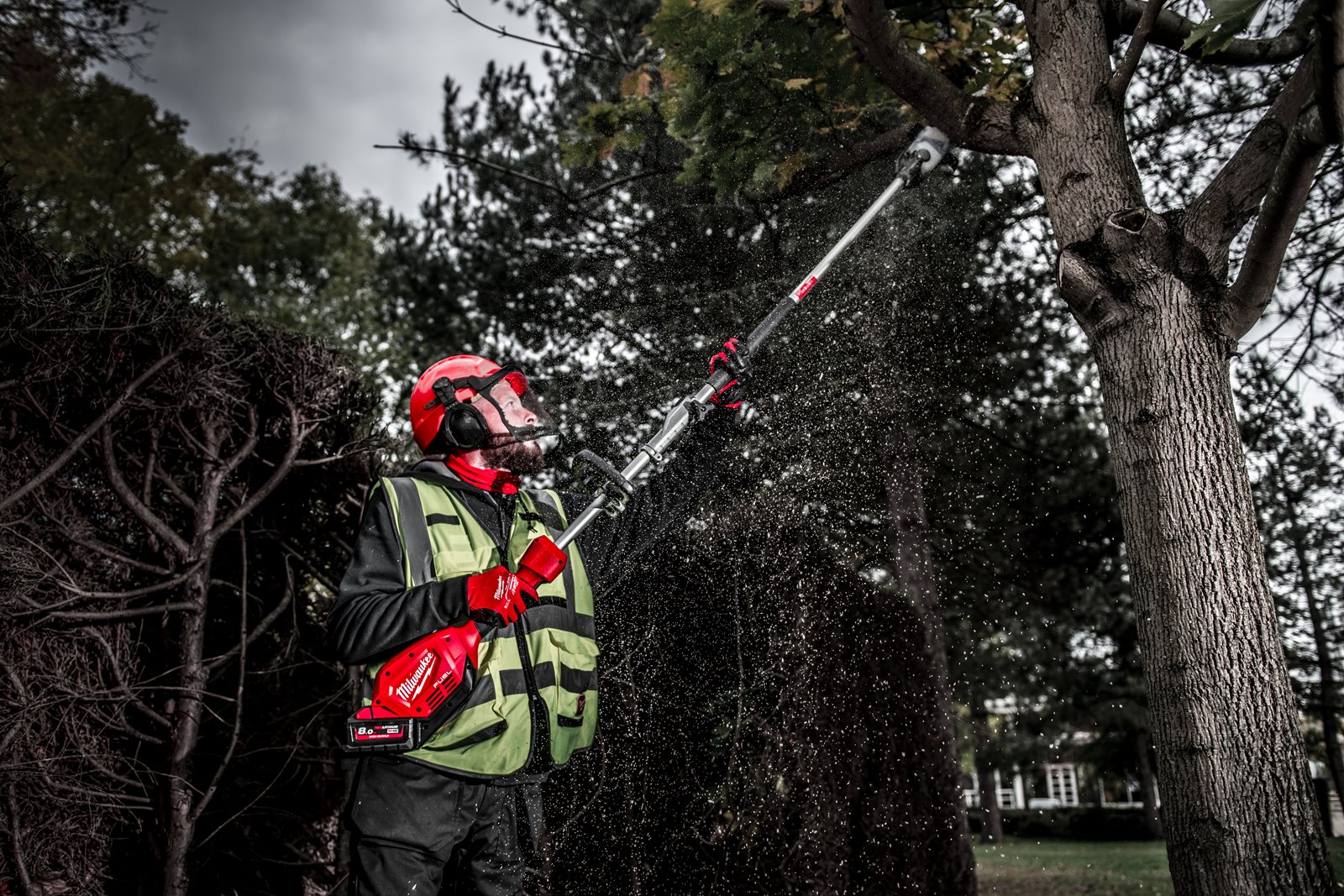Atașament fierăstrău emondor QUIK-LOK Milwaukee M18 FOPH-CSA - in utilizare 2