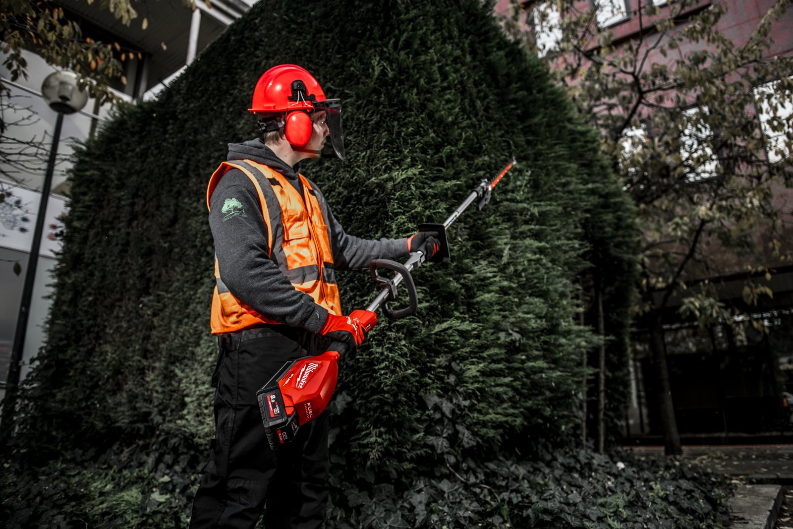 Atașament articulat tuns gard viu QUIK-LOK Milwaukee M18 FOPH-HTA - in utilizare 2