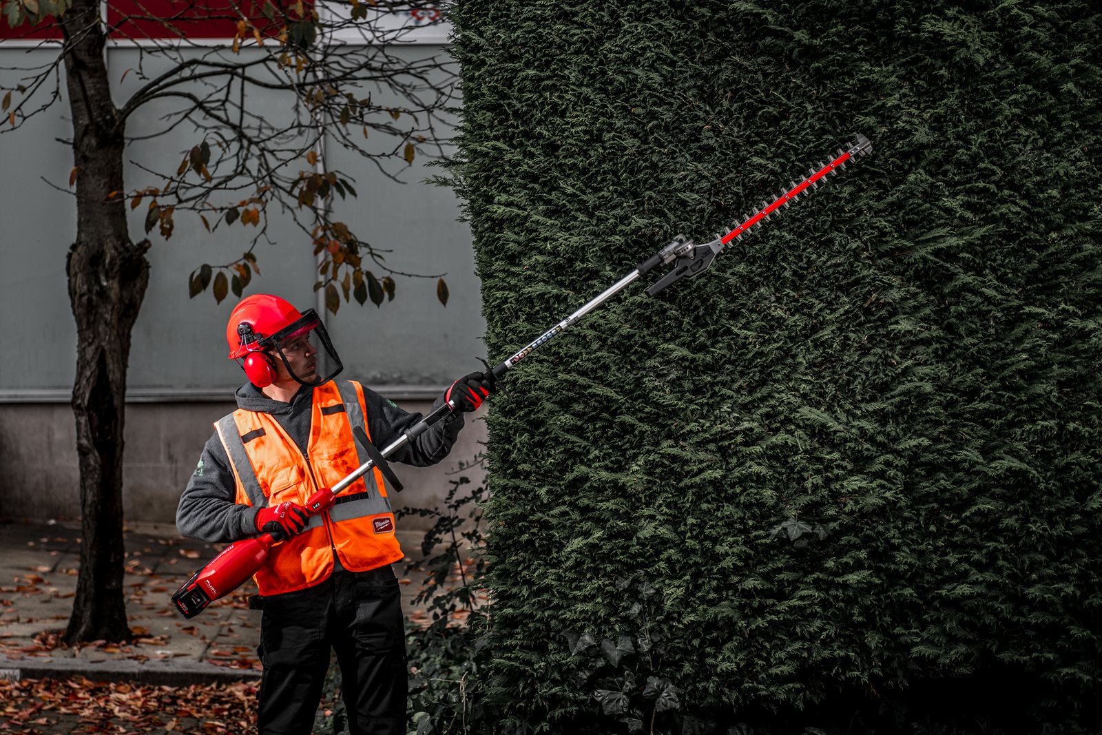 Atașament articulat tuns gard viu QUIK-LOK Milwaukee M18 FOPH-HTA - in utilizare 3