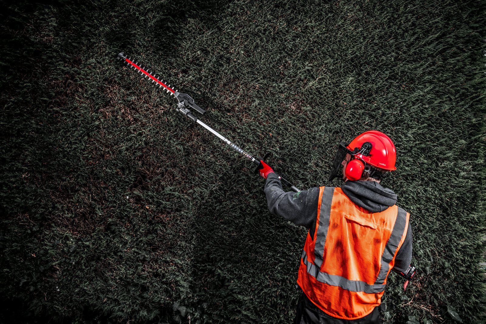Atașament articulat tuns gard viu QUIK-LOK Milwaukee M18 FOPH-HTA - in utilizare 4