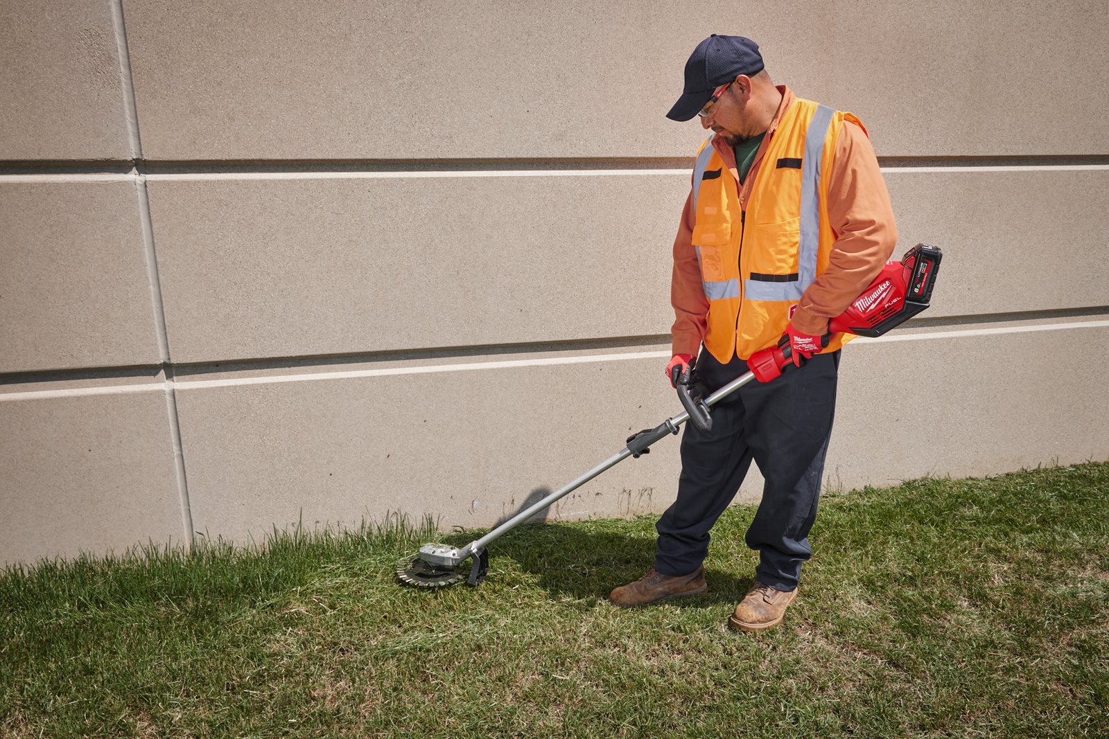 Atașament tăiere iarbă QUIK-LOK Milwaukee M18 FOPH-RA - in utilizare 2