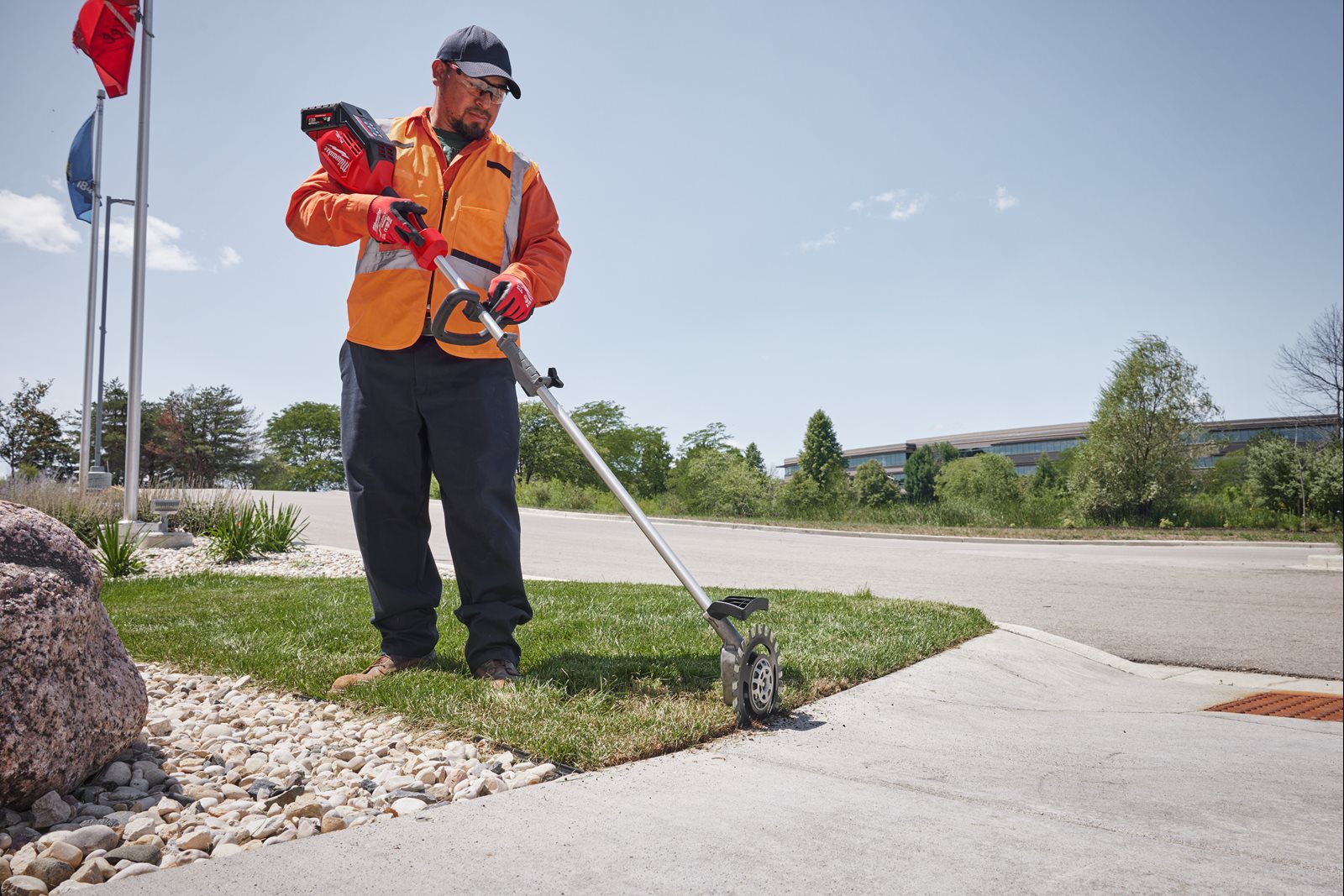 Atașament tăiere iarbă QUIK-LOK Milwaukee M18 FOPH-RA - in utilizare 3
