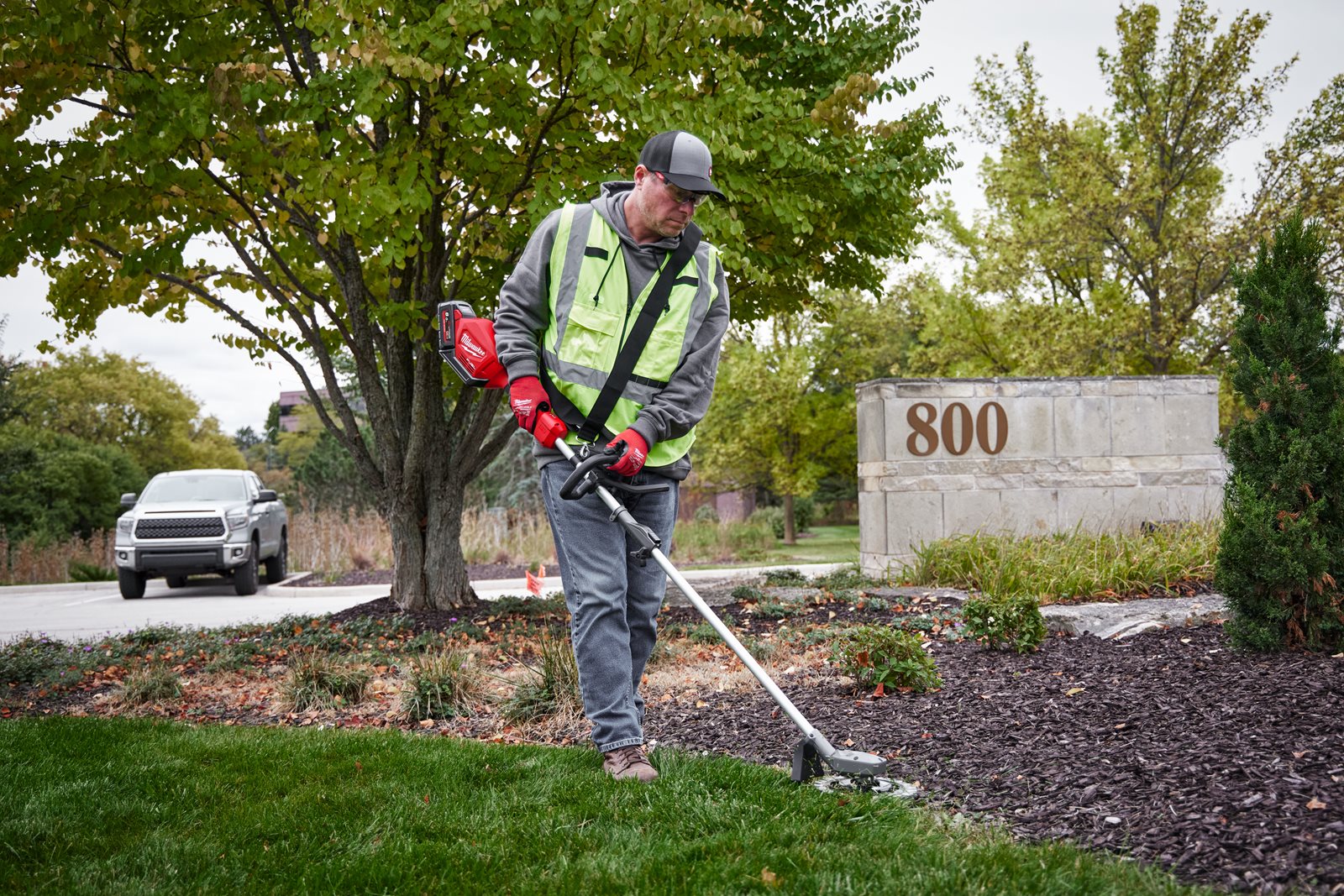 Atașament tăiere iarbă QUIK-LOK Milwaukee M18 FOPH-RA - in utilizare 4