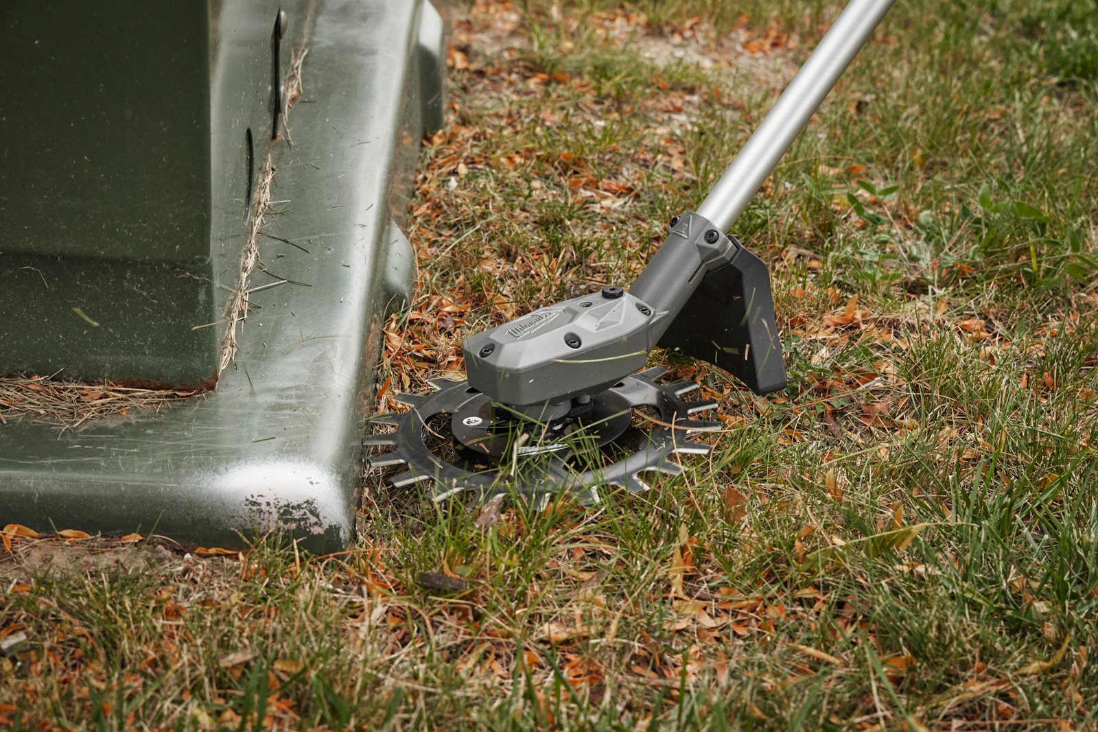 Atașament tăiere iarbă QUIK-LOK Milwaukee M18 FOPH-RA - in utilizare 7