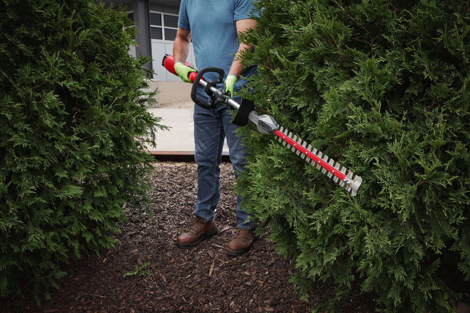 Atașament scurt pentru tuns gard viu QUIK-LOK Milwaukee M18 FOPH-SHTA - in utilizare 1