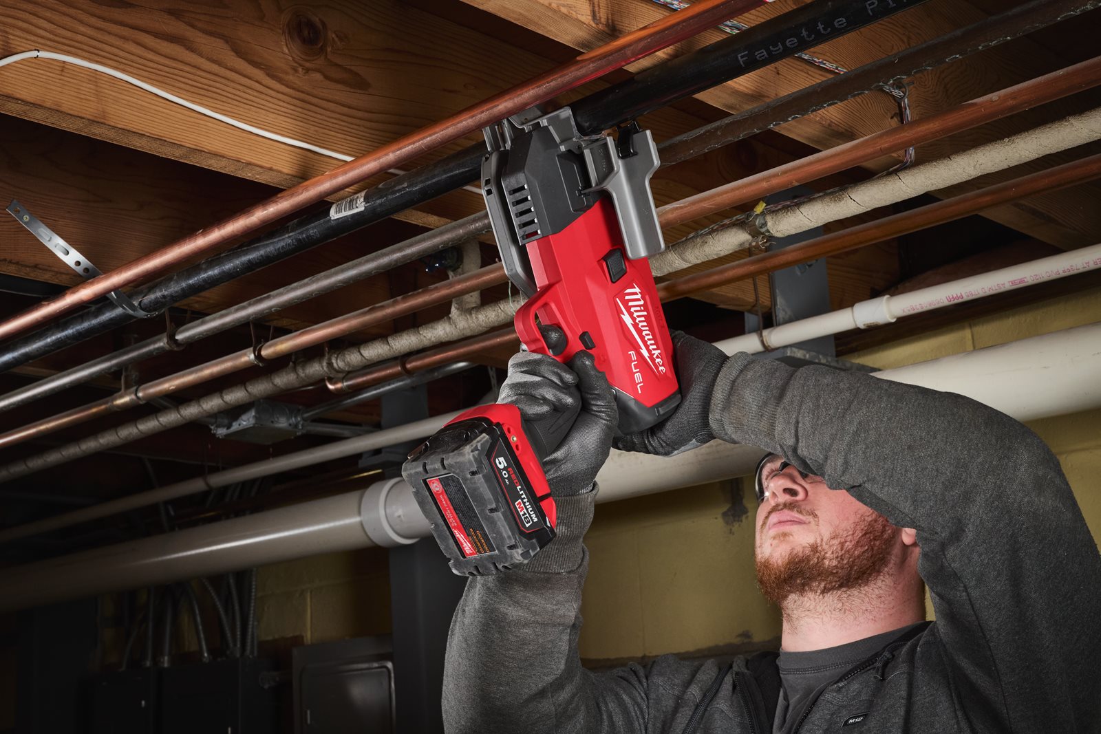 Tăietor țeavă de oțel M18 FUEL Milwaukee M18 FPCS-0 - in utilizare 1