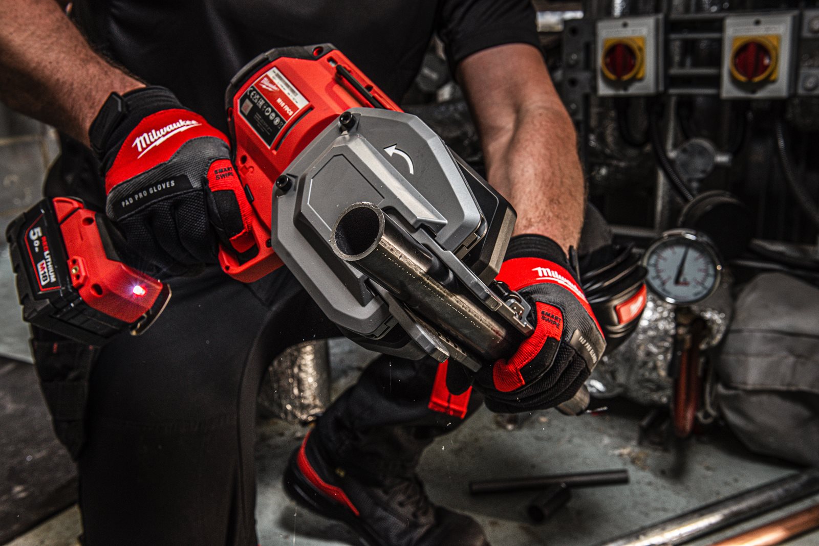 Tăietor țeavă de oțel M18 FUEL Milwaukee M18 FPCS-0 - in utilizare 15