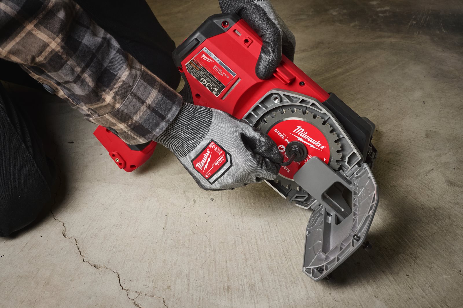 Tăietor țeavă de oțel M18 FUEL Milwaukee M18 FPCS-0 - in utilizare 2