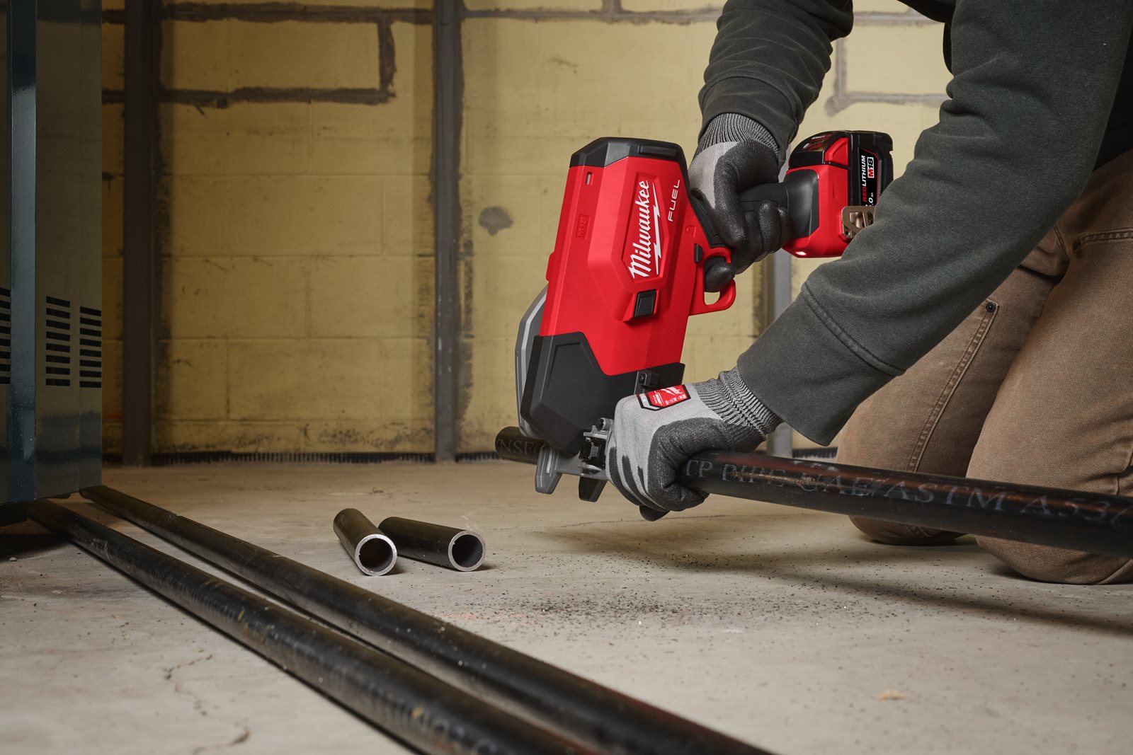 Tăietor țeavă de oțel M18 FUEL Milwaukee M18 FPCS-0 - in utilizare 3