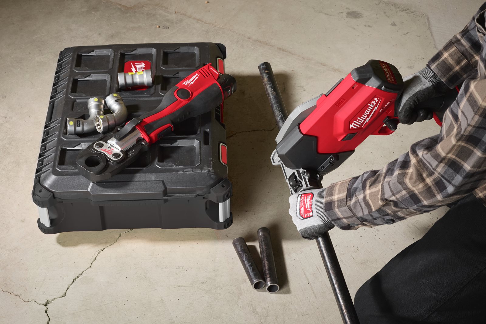 Tăietor țeavă de oțel M18 FUEL Milwaukee M18 FPCS-0 - in utilizare 5