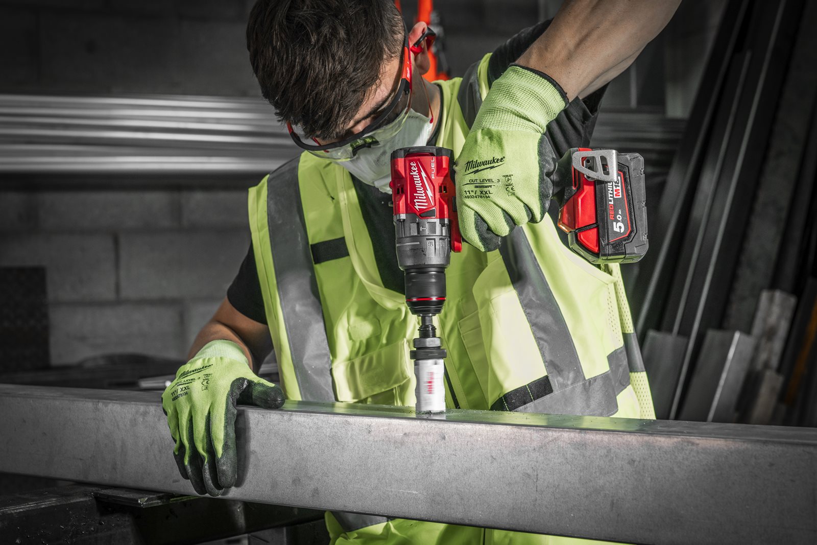 Mașină de găurit cu percuție M18 FUEL Milwaukee M18 FPD3-0X - in utilizare 13